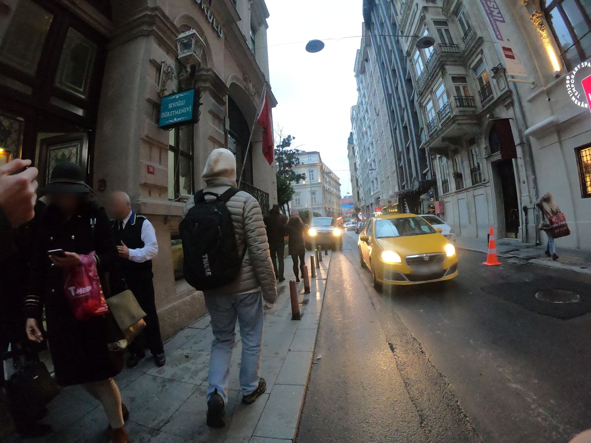 Street view near Tulip City Hotel, Eminönü — © chrisbeddow (CC BY-SA · Mapillary)