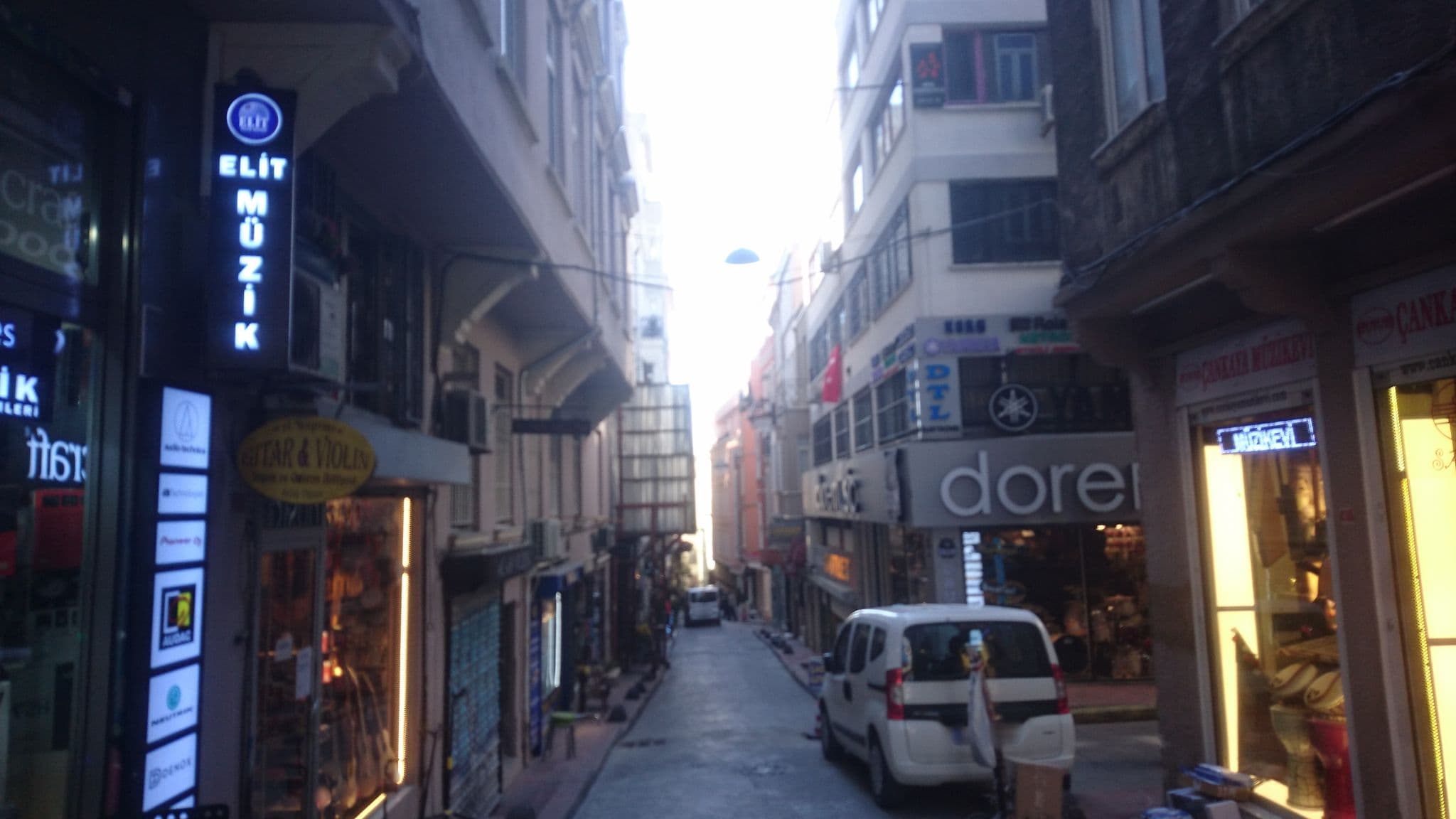 Street view near Inqlusif, Eminönü — © ferhat6155 (CC BY-SA · Mapillary)