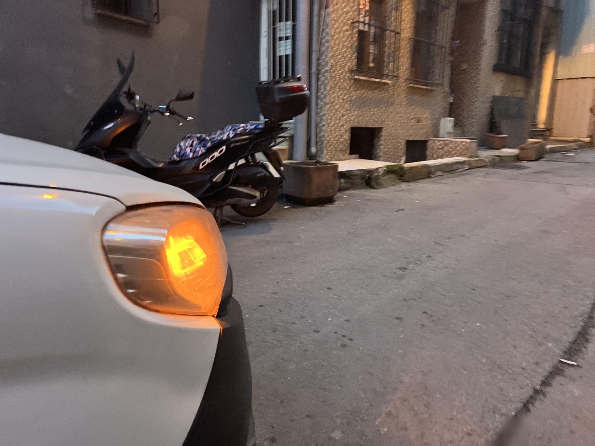 Street view near Berhan Apart’s, Eminönü — © shogohirasawa (CC BY-SA · Mapillary)