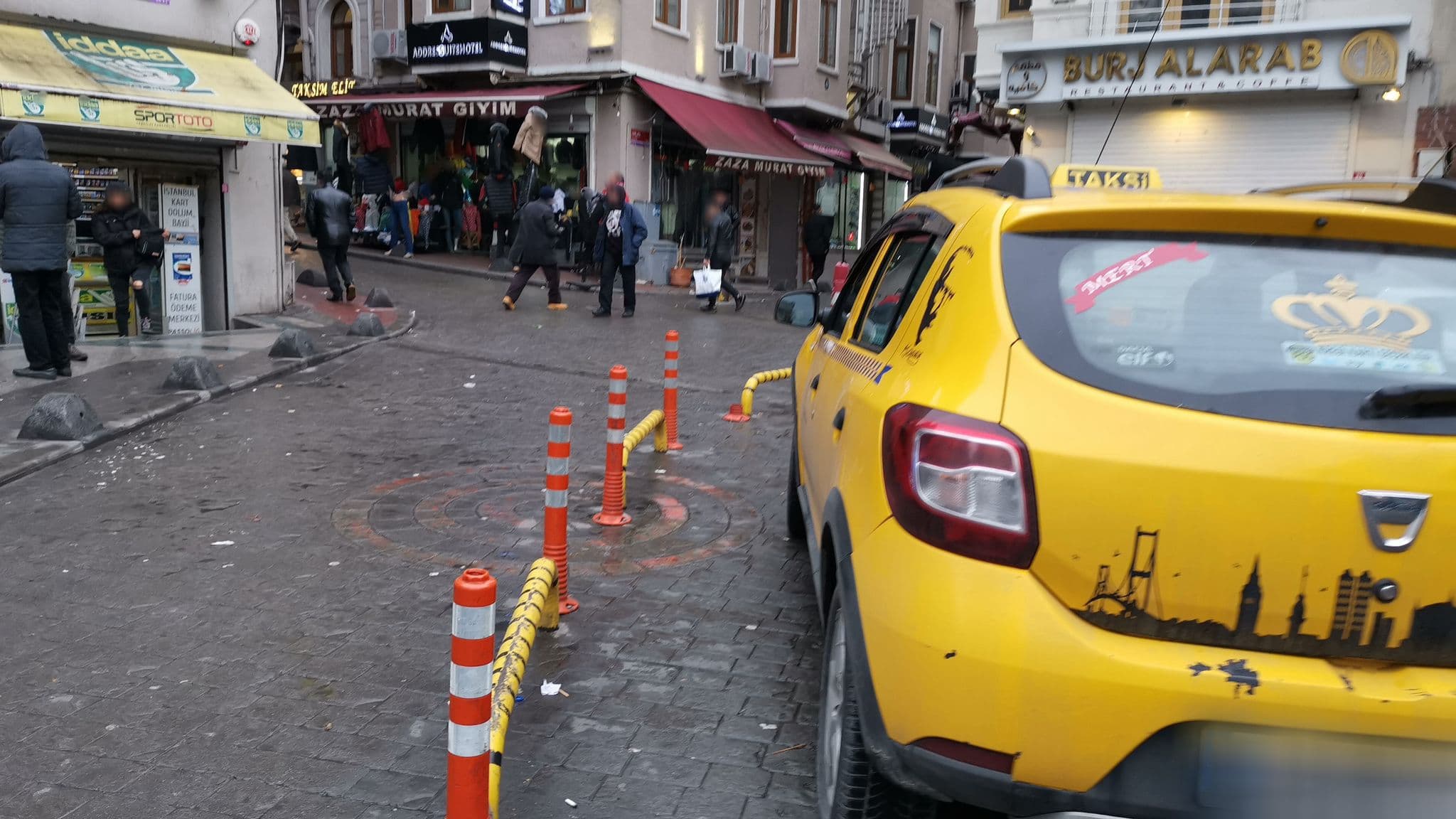 Street view near Arafat hotel, Eminönü — © asturksever (CC BY-SA · Mapillary)