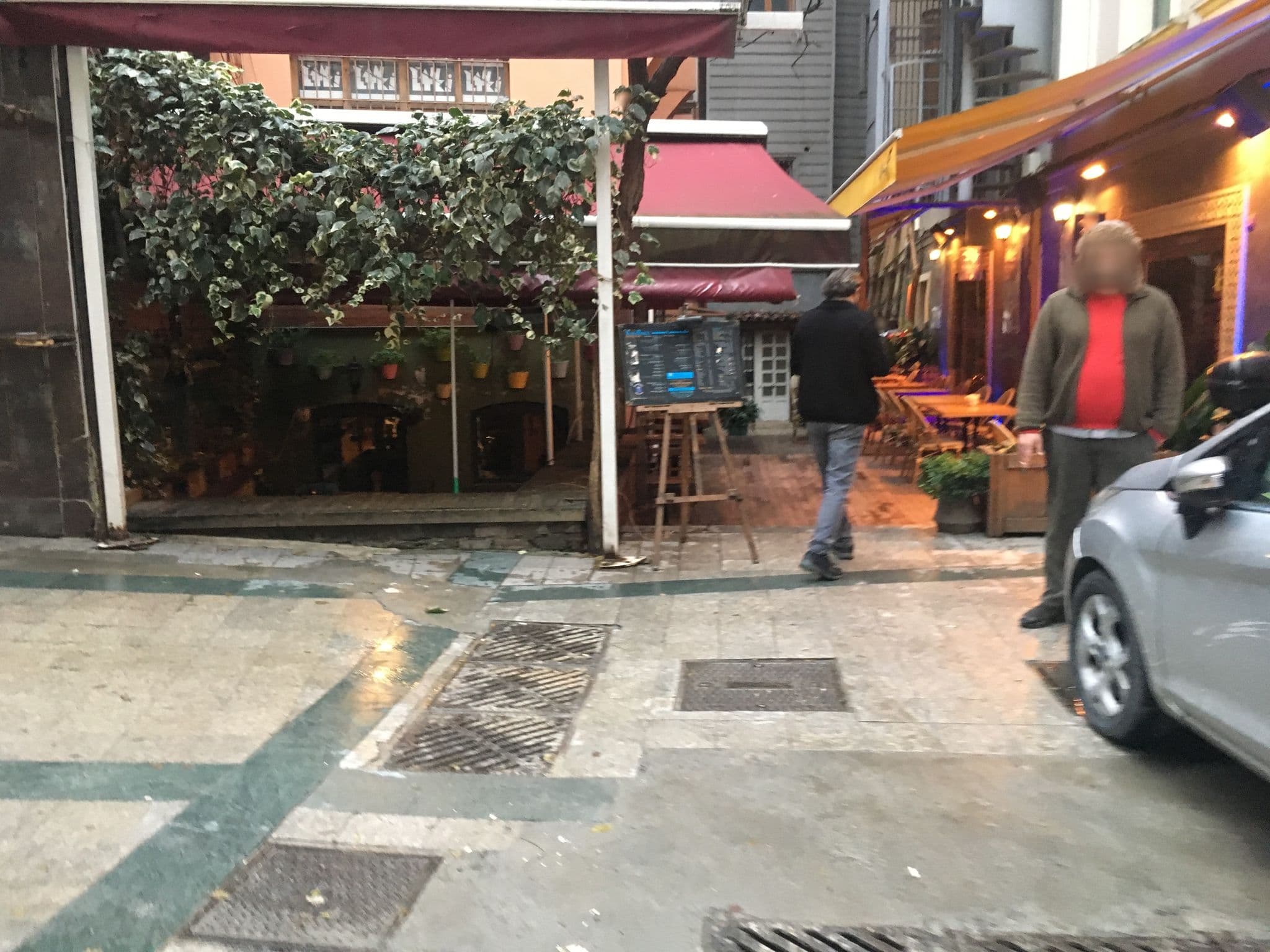 Street view near Impera Hotel, Eminönü — © passantsharif (CC BY-SA · Mapillary)