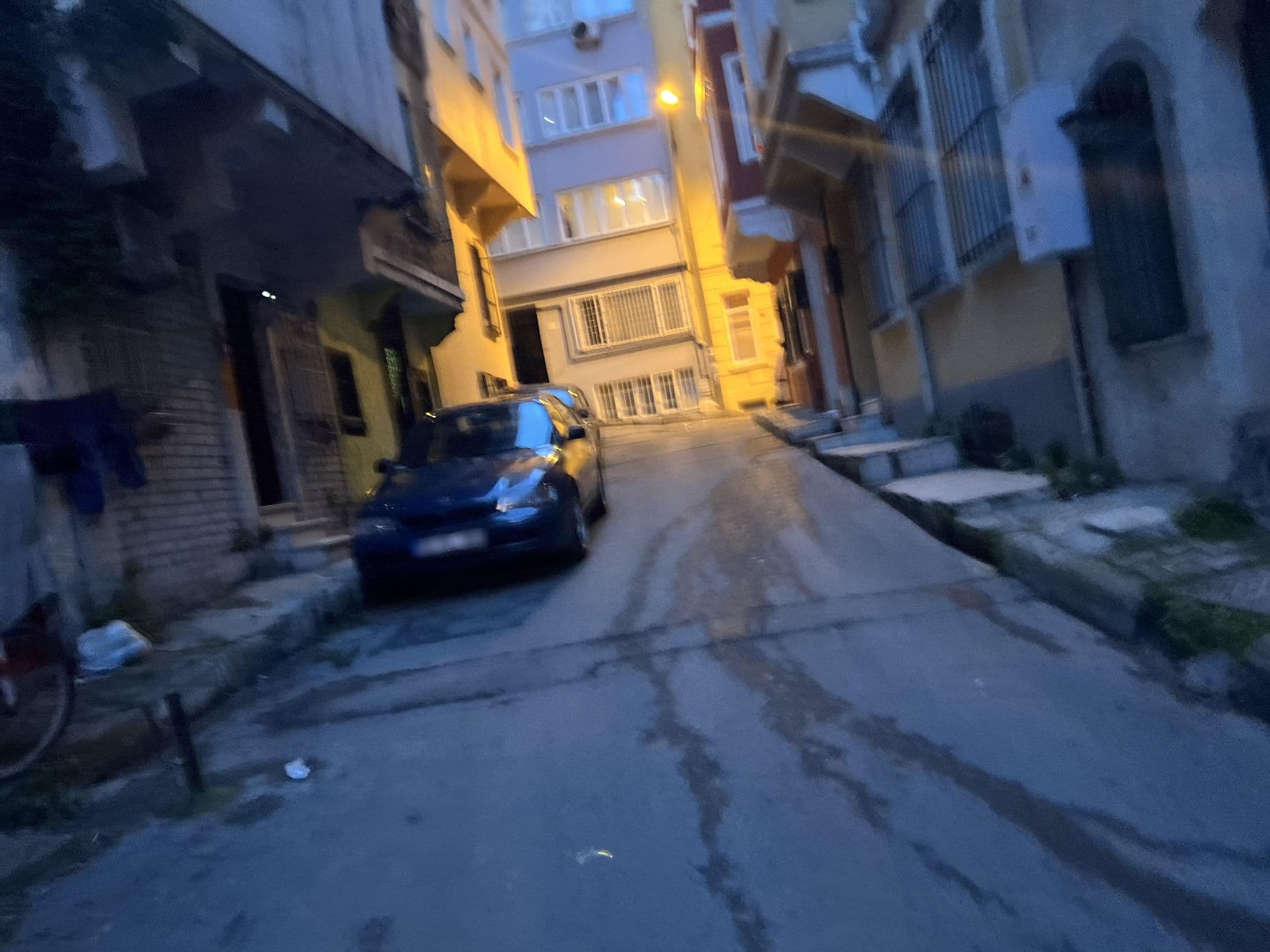 Street view near Leon Suites, Eminönü — © shogohirasawa (CC BY-SA · Mapillary)