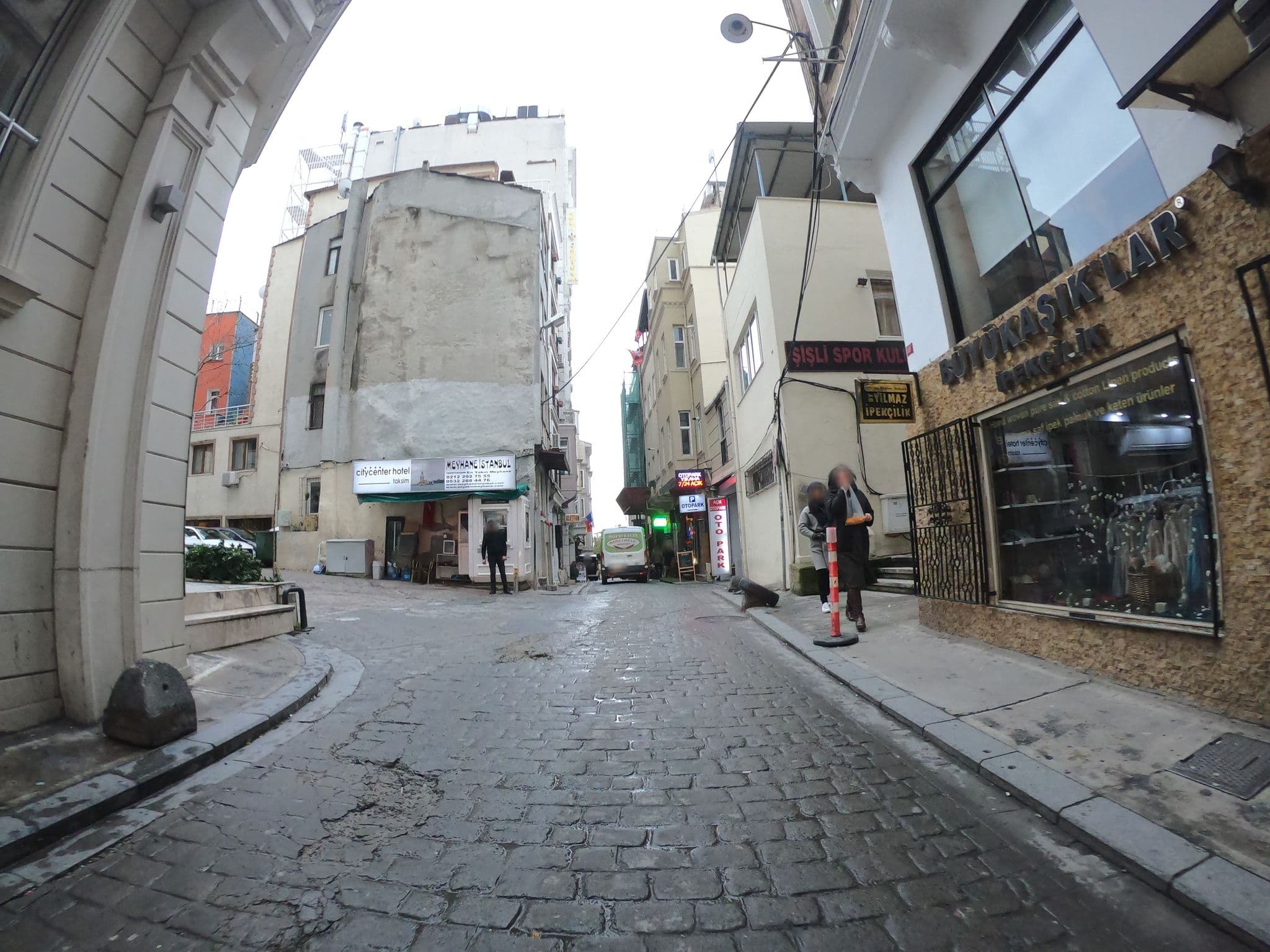 Street view near istanbulum Suites, Eminönü — © chrisbeddow (CC BY-SA · Mapillary)