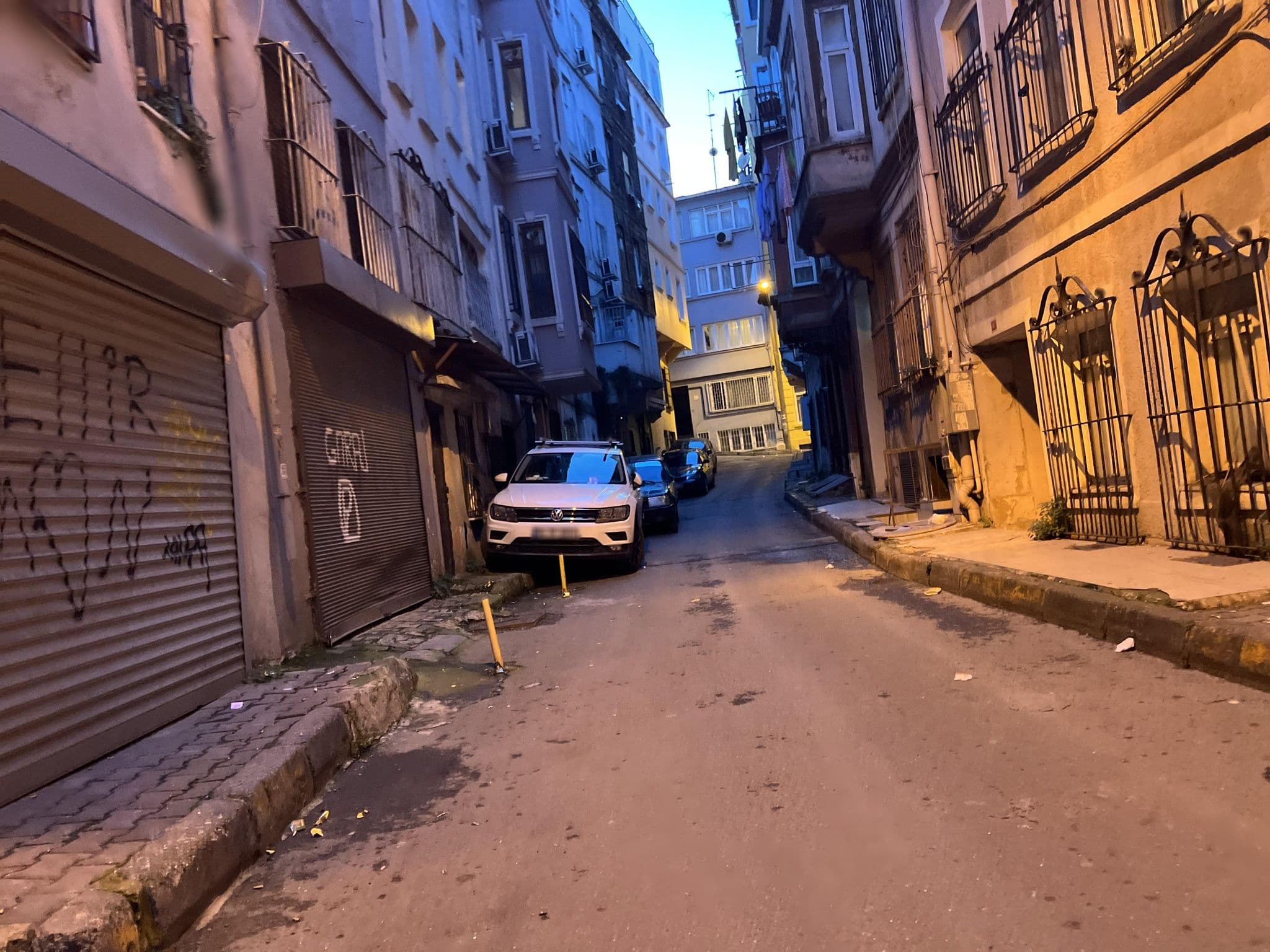 Street view near La Notes Aparts Pera, Eminönü — © shogohirasawa (CC BY-SA · Mapillary)