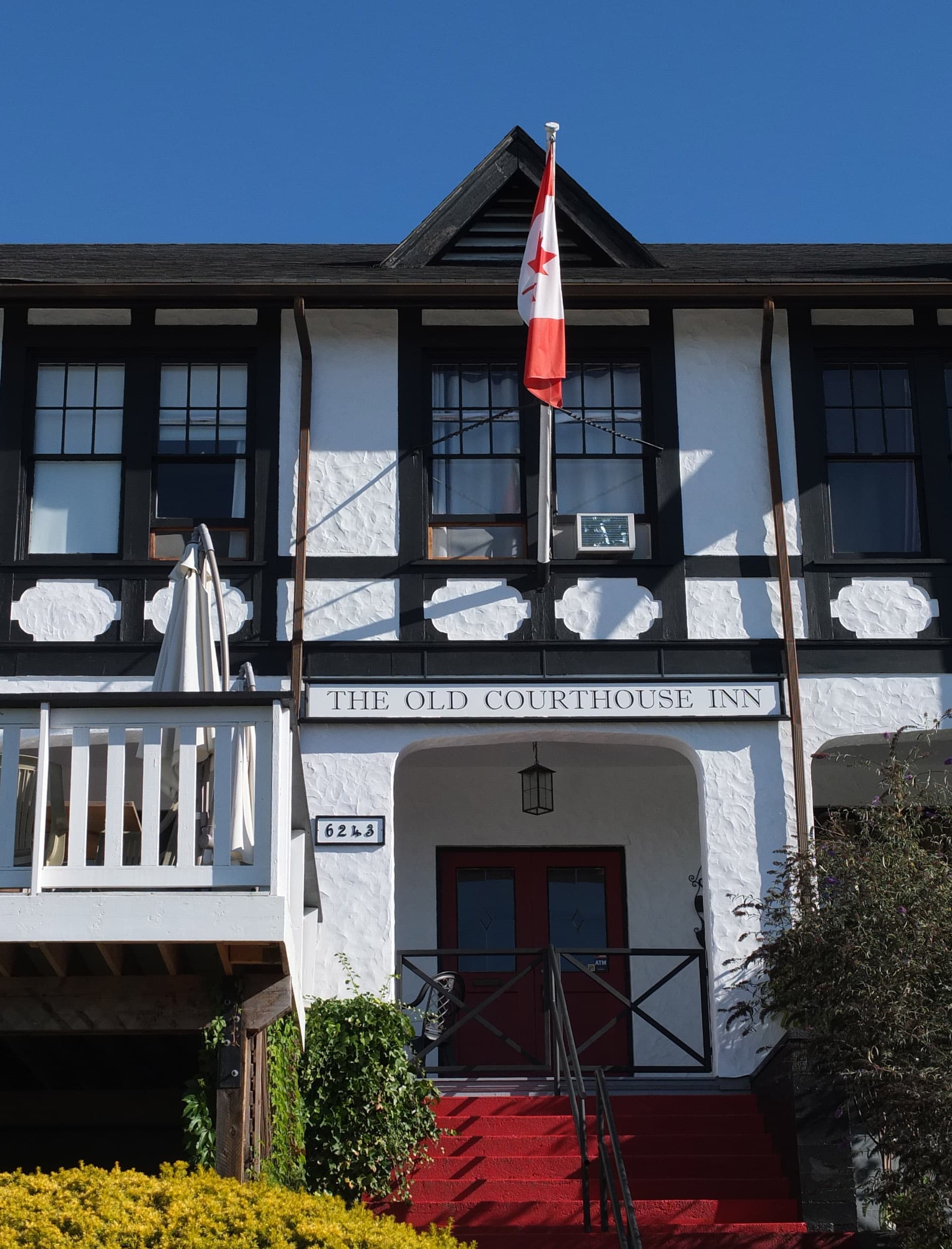 Old Courthouse Inn (via Wikimedia Commons, CC BY-SA 3.0)
