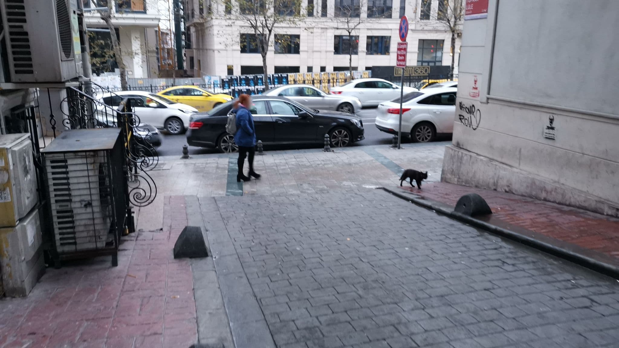Street view near La Casa De Hotel, Eminönü — © asturksever (CC BY-SA · Mapillary)