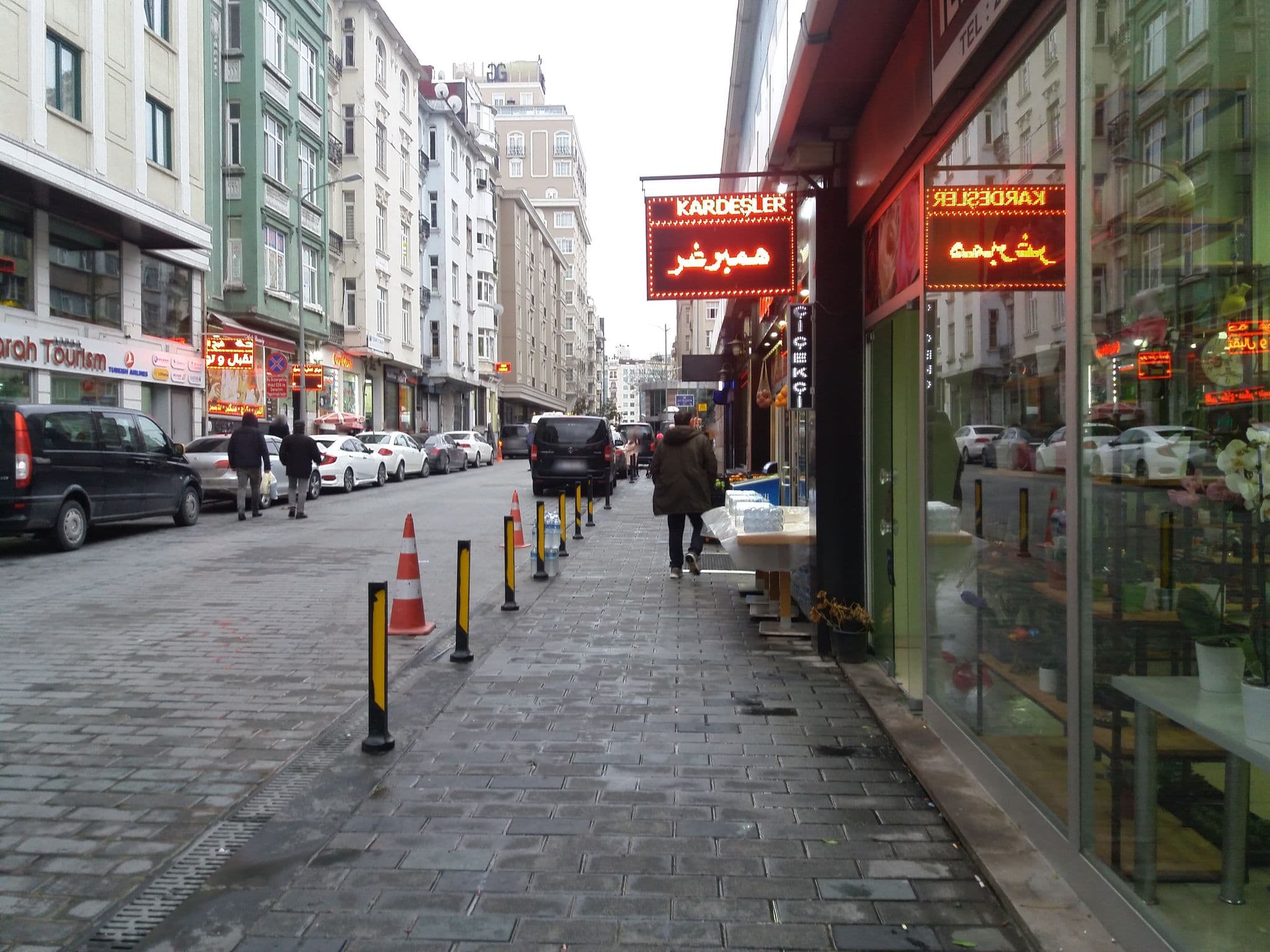 Street view near Peradoor Hotel, Şişli — © asturksever (CC BY-SA · Mapillary)