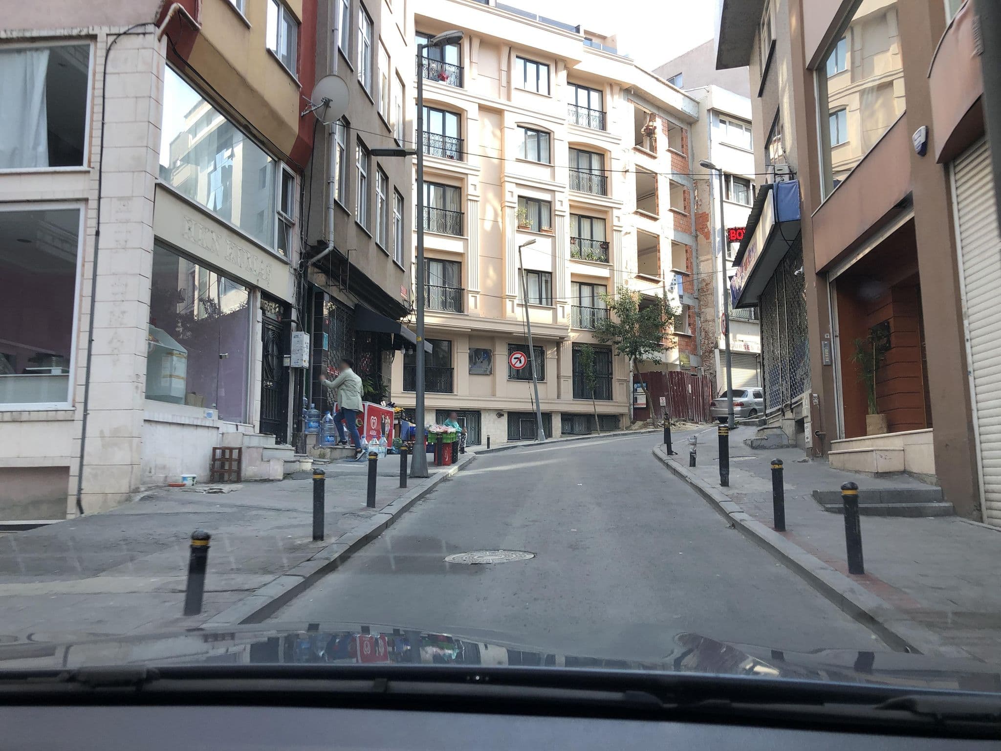 Street view near Husa Vizon HOTEL, Şişli — © ilaydaposat (CC BY-SA · Mapillary)