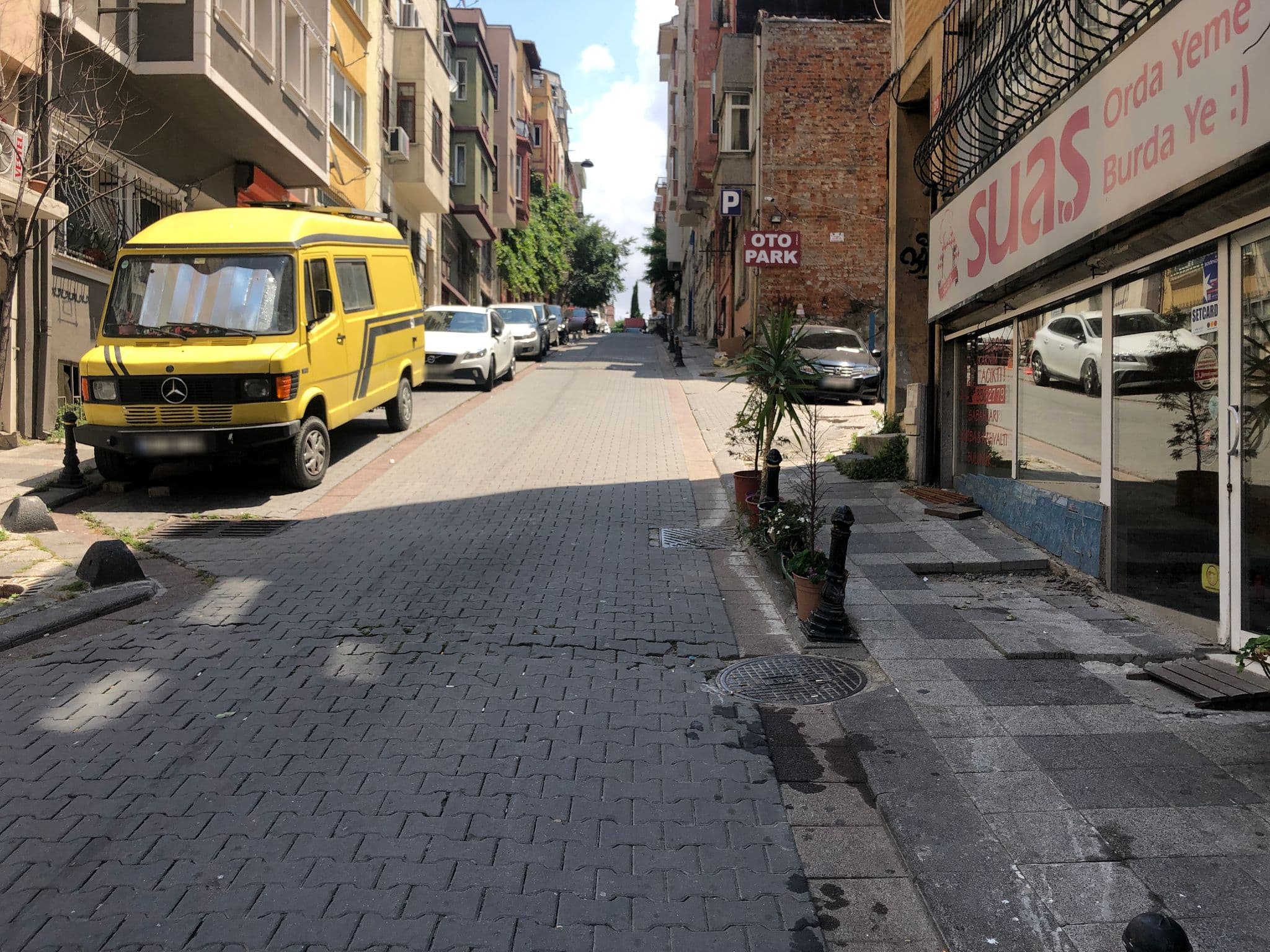 Street view near Kadıköy İskele Otel, Salacak — © oguzhaner (CC BY-SA · Mapillary)