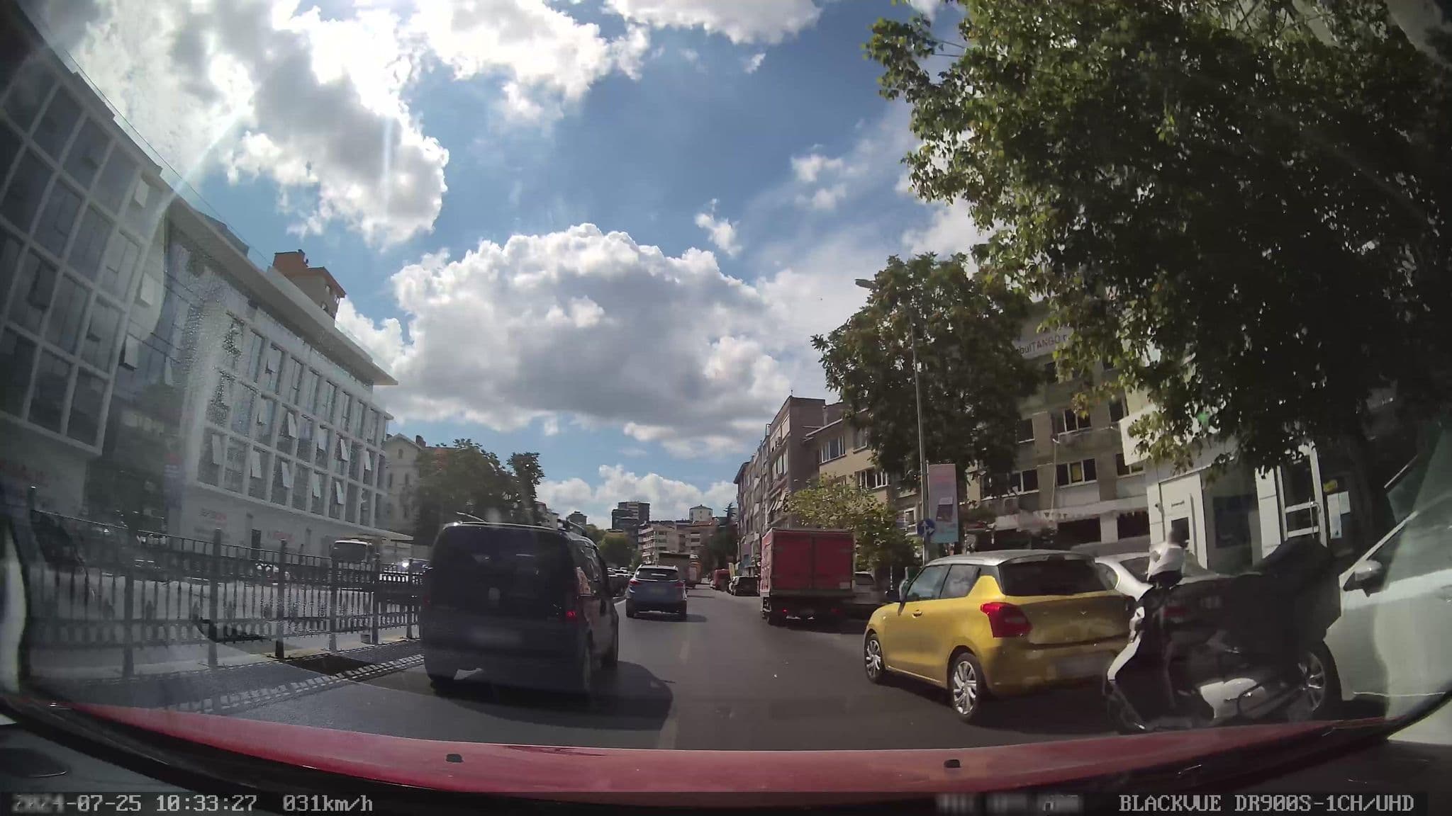 Street view near Vuni Palas Hotel, Altunizade — © unen (CC BY-SA · Mapillary)