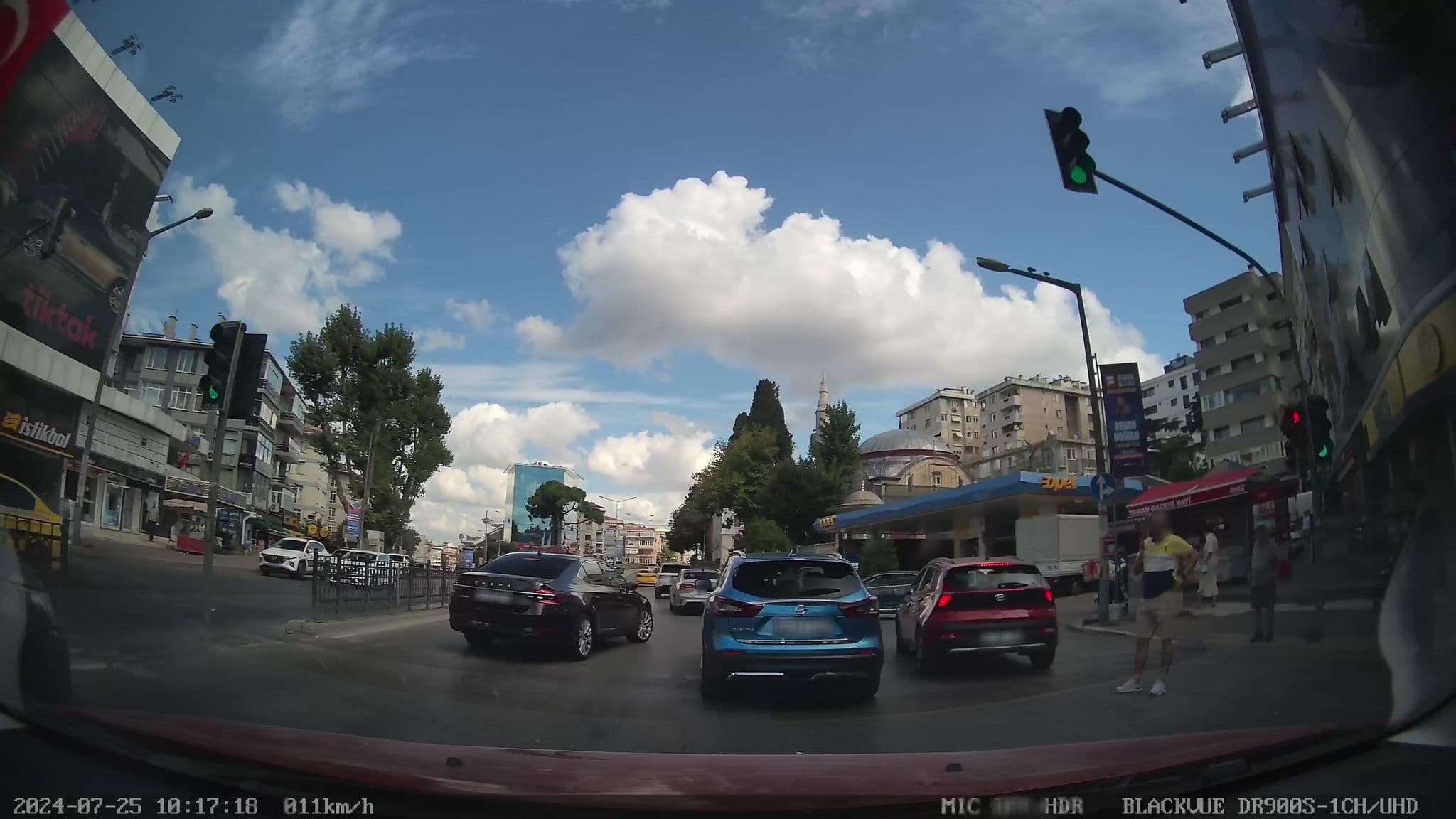Street view near Holiday and Miles, Altunizade — © unen (CC BY-SA · Mapillary)