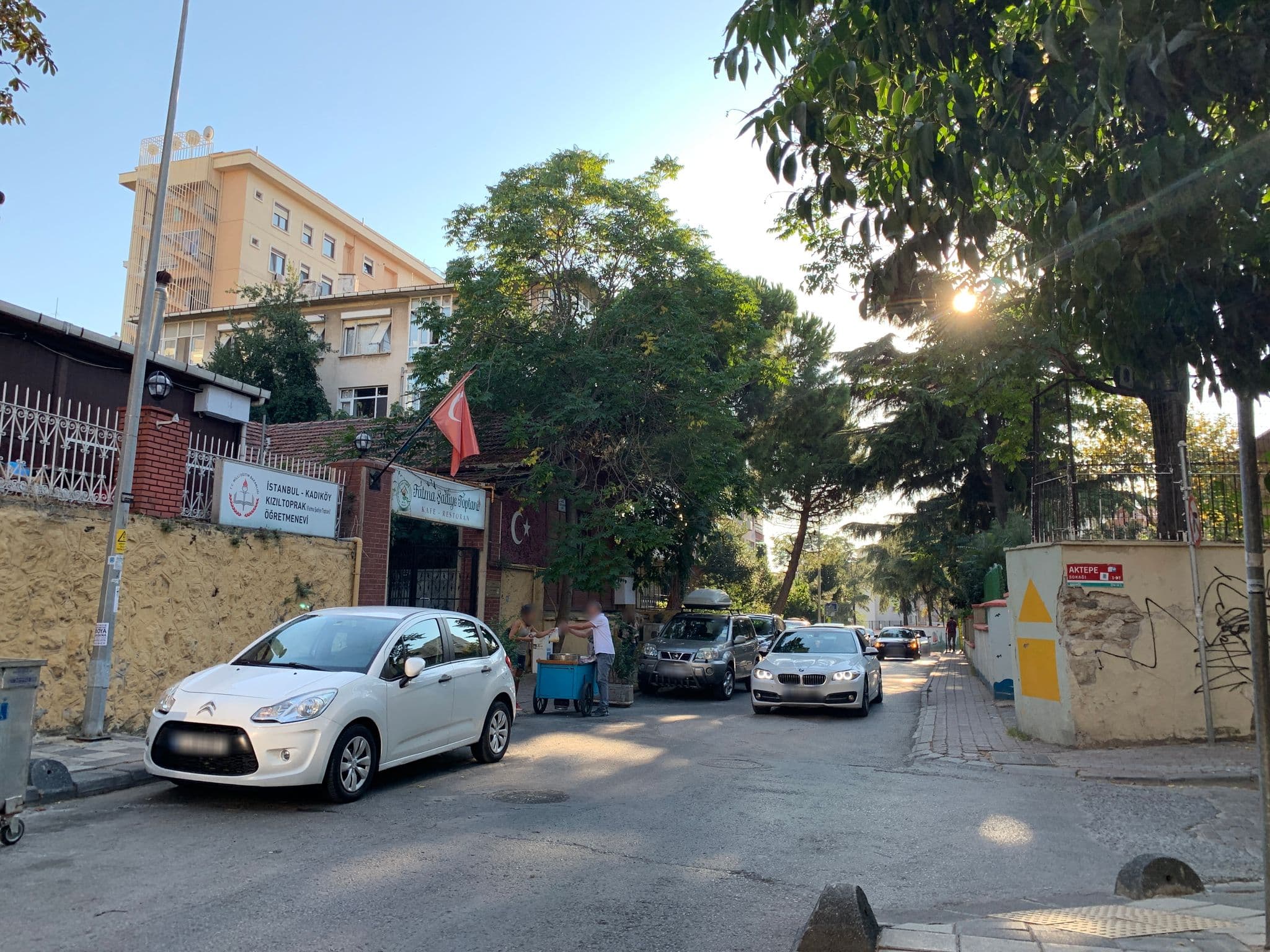 Street view near Kızıltoprak Fatma Şadiye Toptani Öğretmenevi, Altunizade — © ramses (CC BY-SA · Mapillary)
