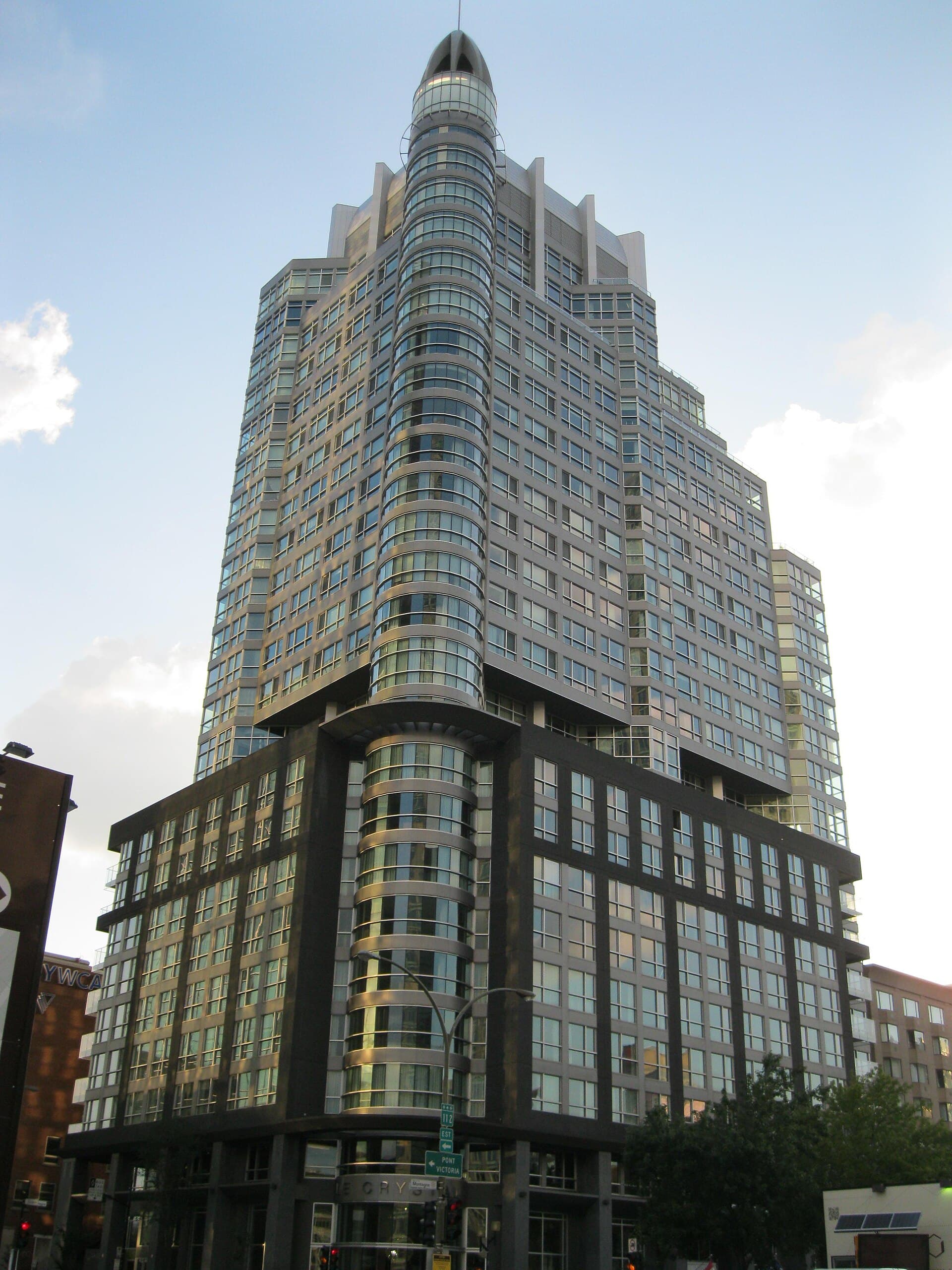 Le Crystal (via Wikimedia Commons, CC BY-SA 3.0)