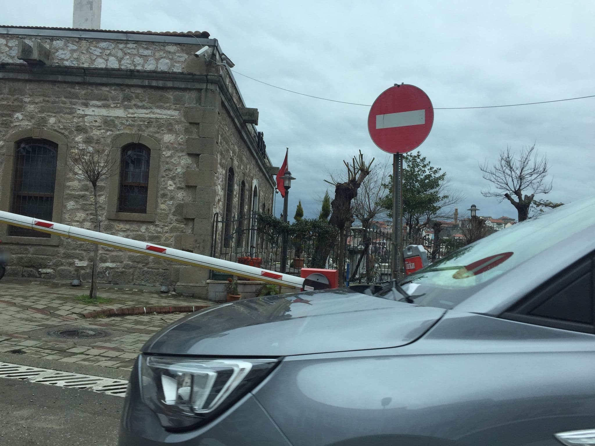 Street view near Kuşkayası Pansiyon, Amasra — © avci1995 (CC BY-SA · Mapillary)