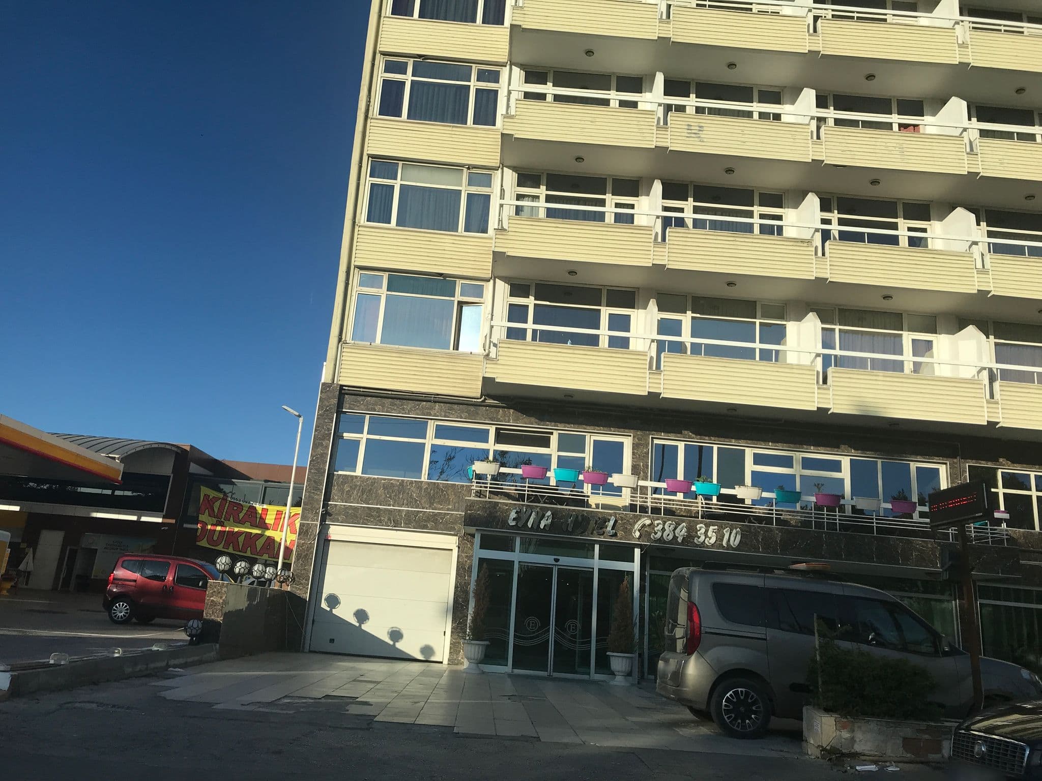 Street view near Pera Hotel, Mebusevleri — © hderinoz (CC BY-SA · Mapillary)
