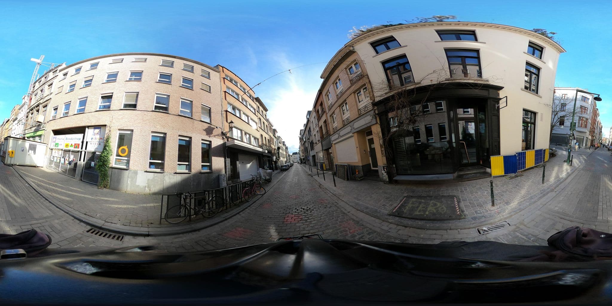 Street view near New Palais du Cache-Poussiere, Brussels — © RaphaelPasLoin (CC BY-SA · Mapillary)