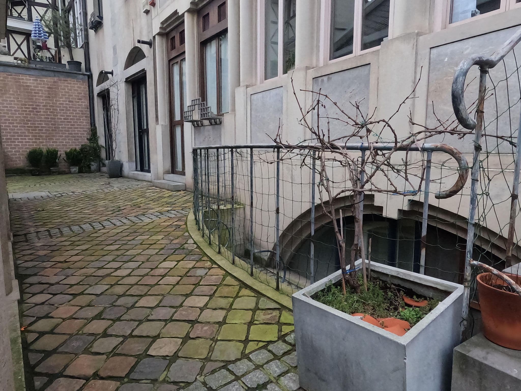 Street view near Villa Coeur de Liège, Liège — © vinisa (CC BY-SA · Mapillary)