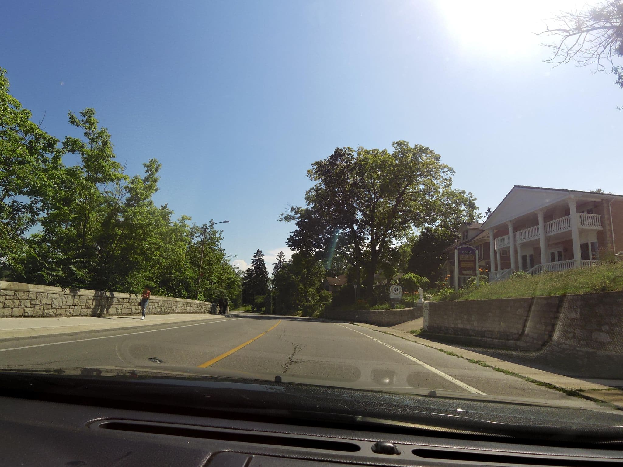 Street view near Niagara Luxury Suites, Niagara Falls — © kevo (CC BY-SA · Mapillary)