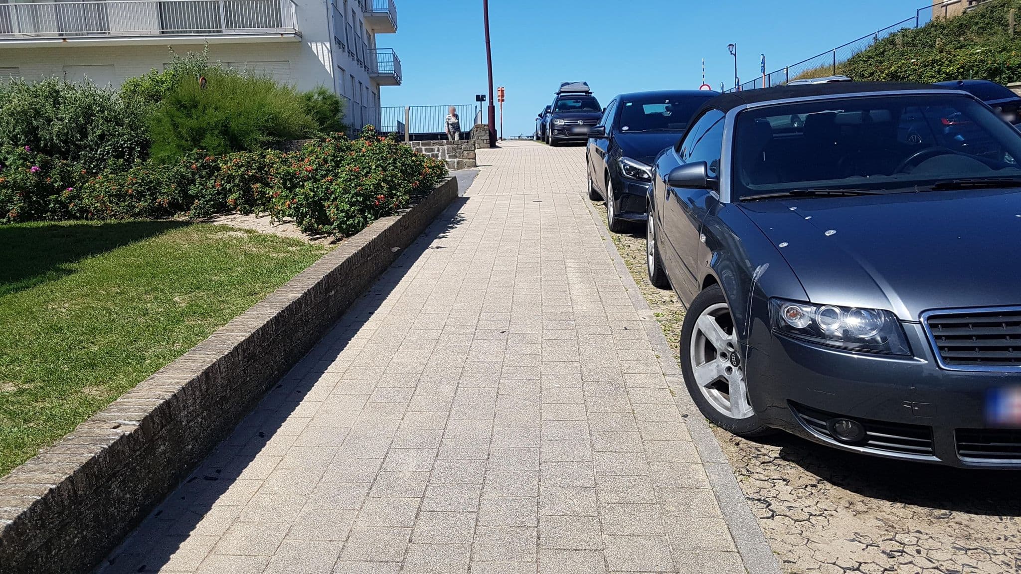 Street view near appartementje aan de zeedijk van de haan, De Haan — © dsmm (CC BY-SA · Mapillary)