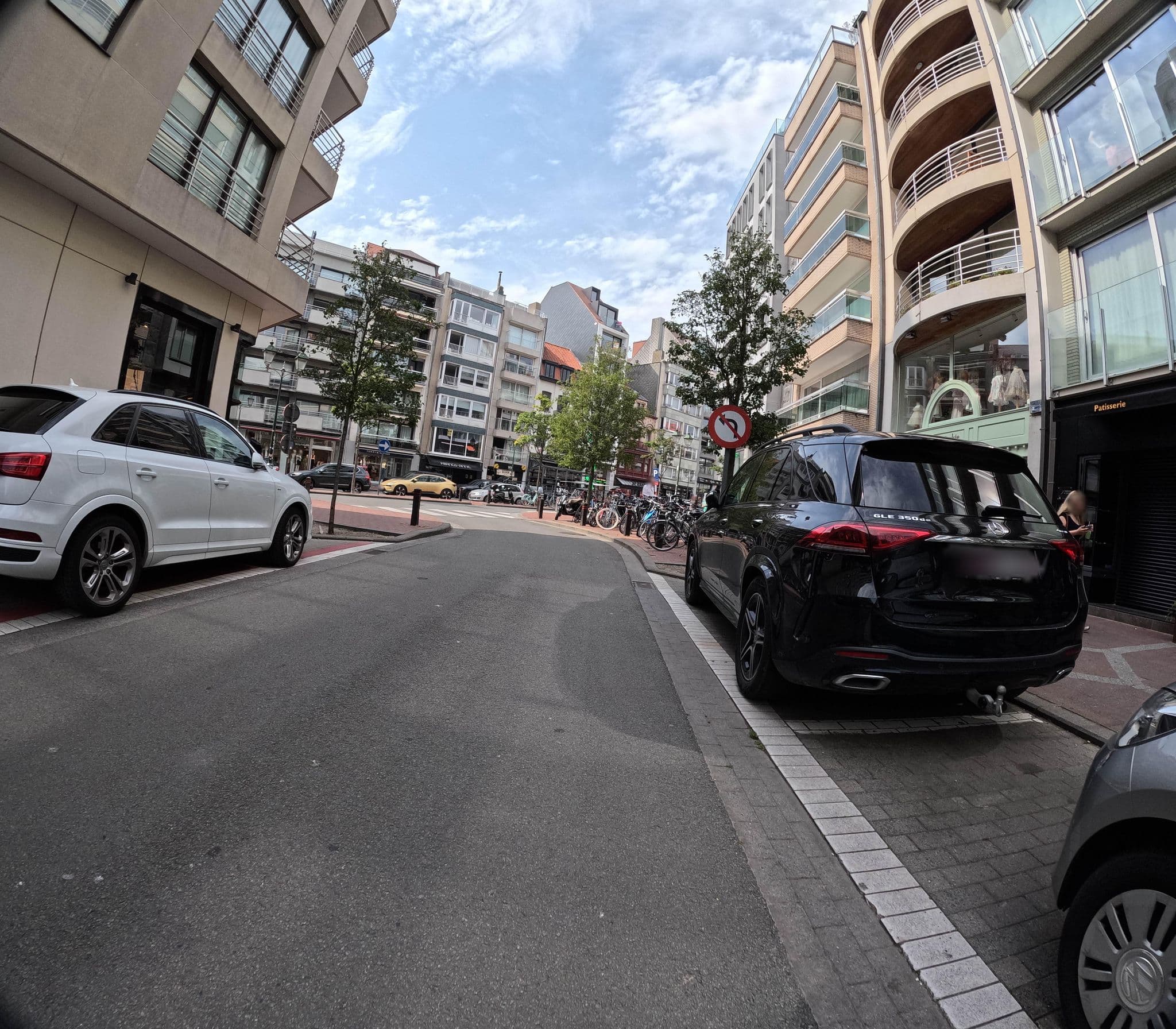 Street view near Hilton Hotel Paris-Orly, Knokke — © filipc (CC BY-SA · Mapillary)
