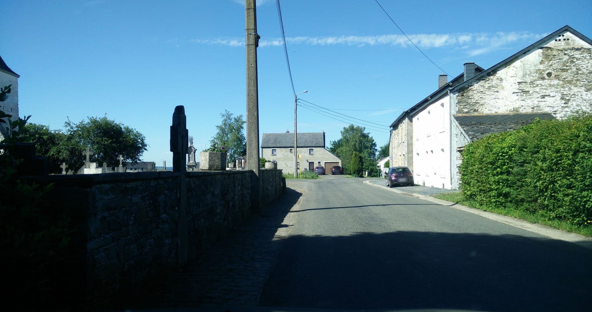 Street view near Presbytère de Dinez, Houffalize — © joostjakob (CC BY-SA · Mapillary)