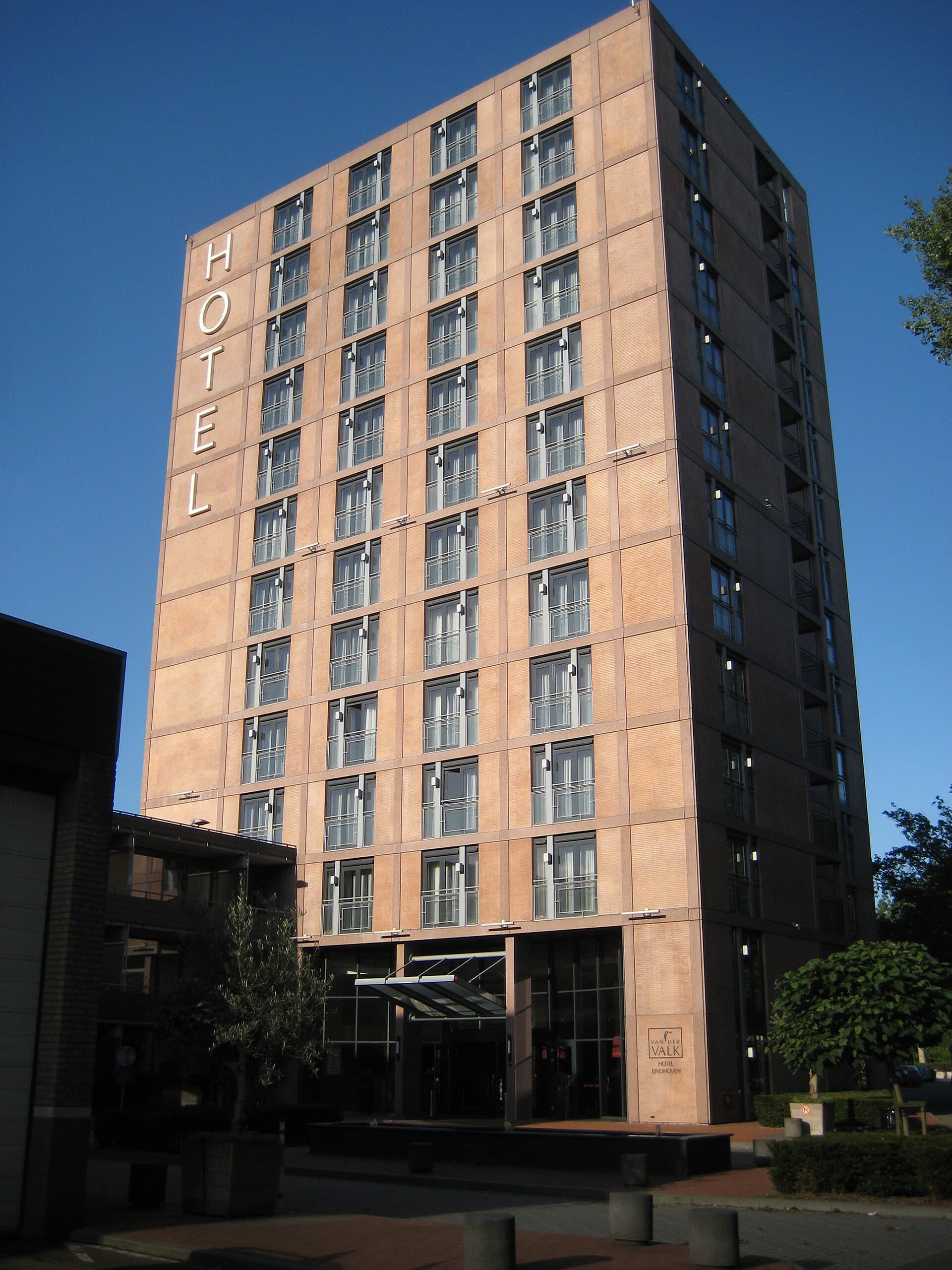 Van der Valk Hotel Eindhoven (via Wikimedia Commons, CC BY 2.0)