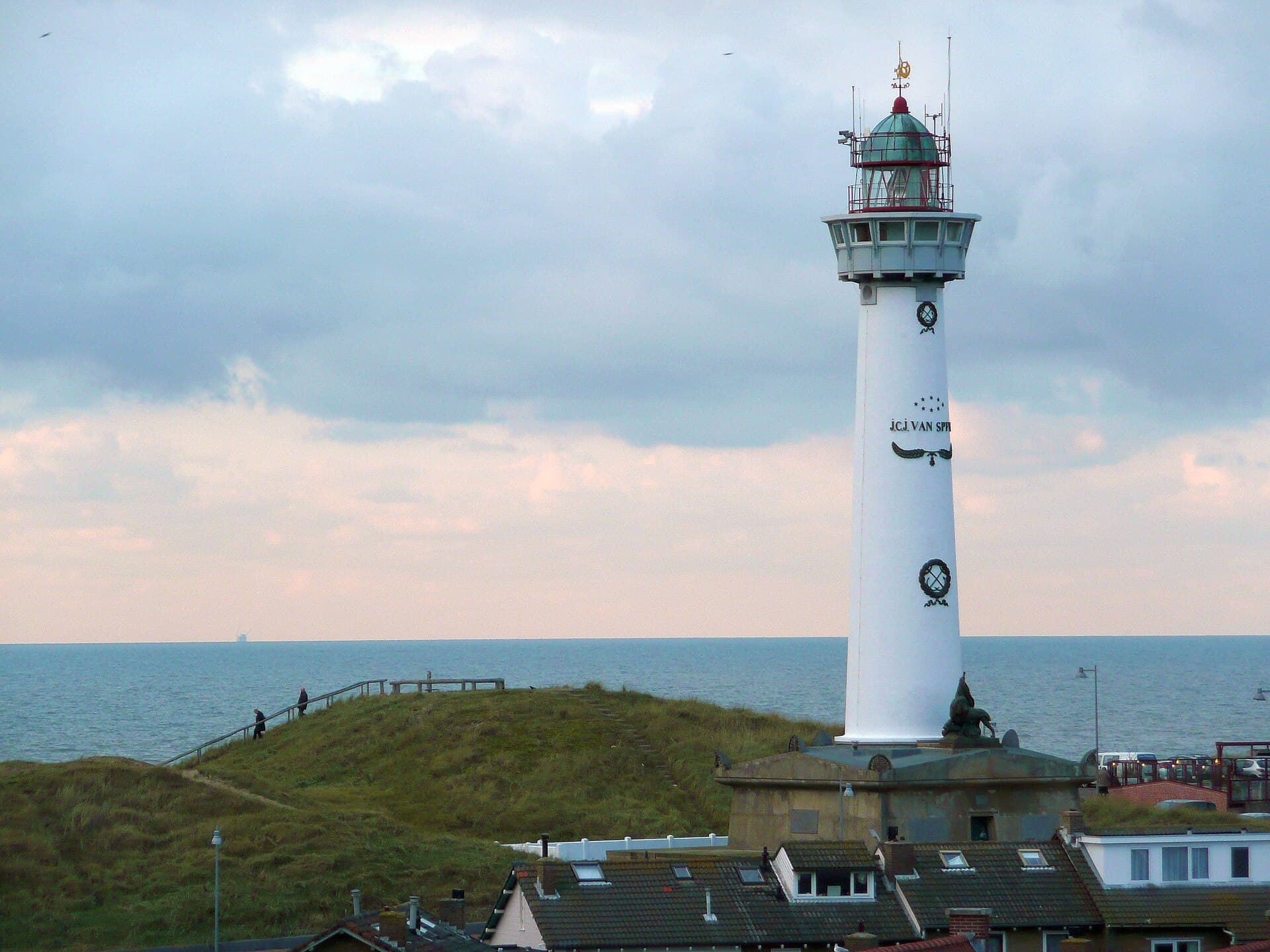 Bed and Breakfast aan Zee (via Wikimedia Commons, Public domain)
