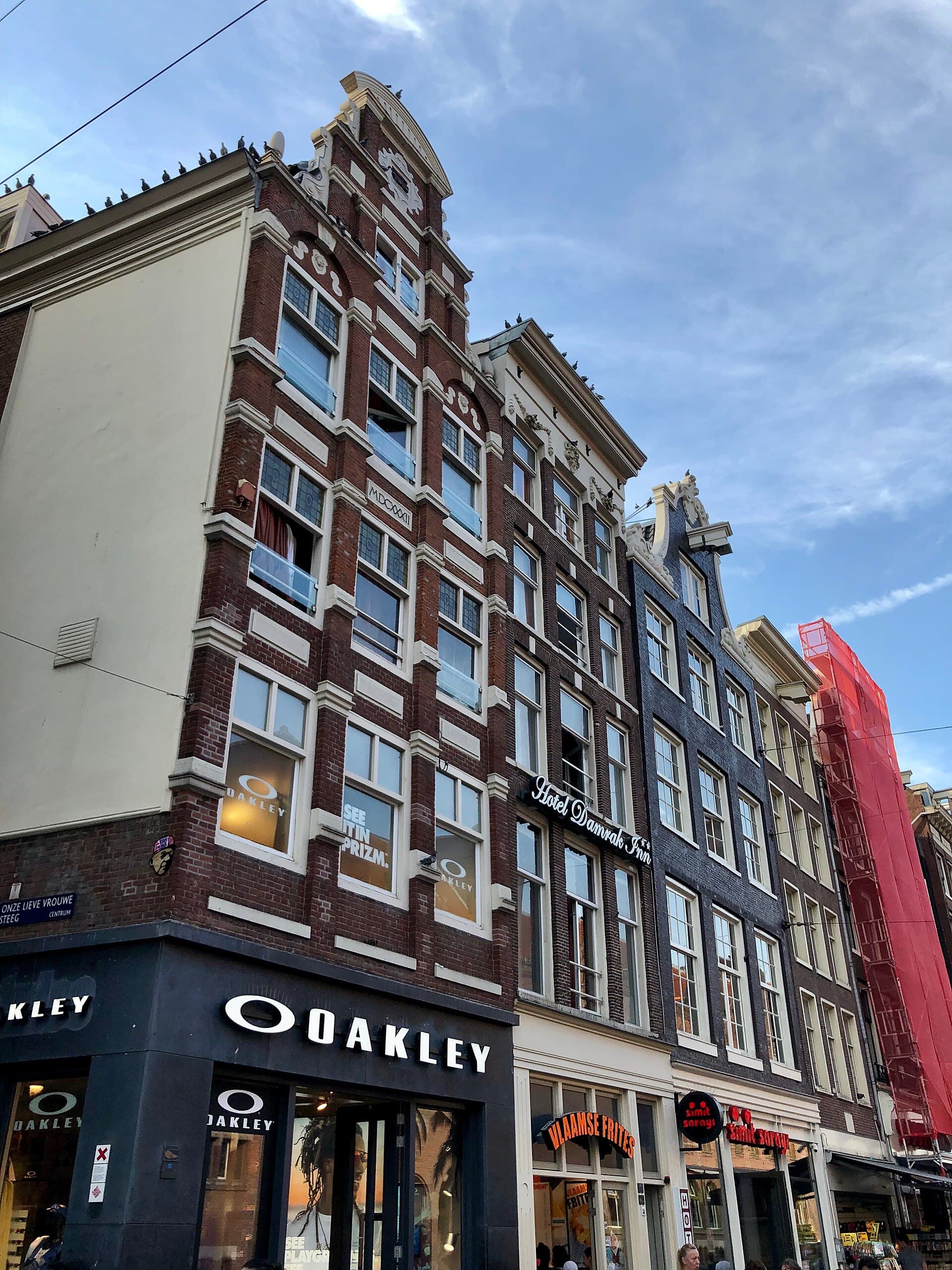 Hotel Damrak (via Wikimedia Commons, CC0)