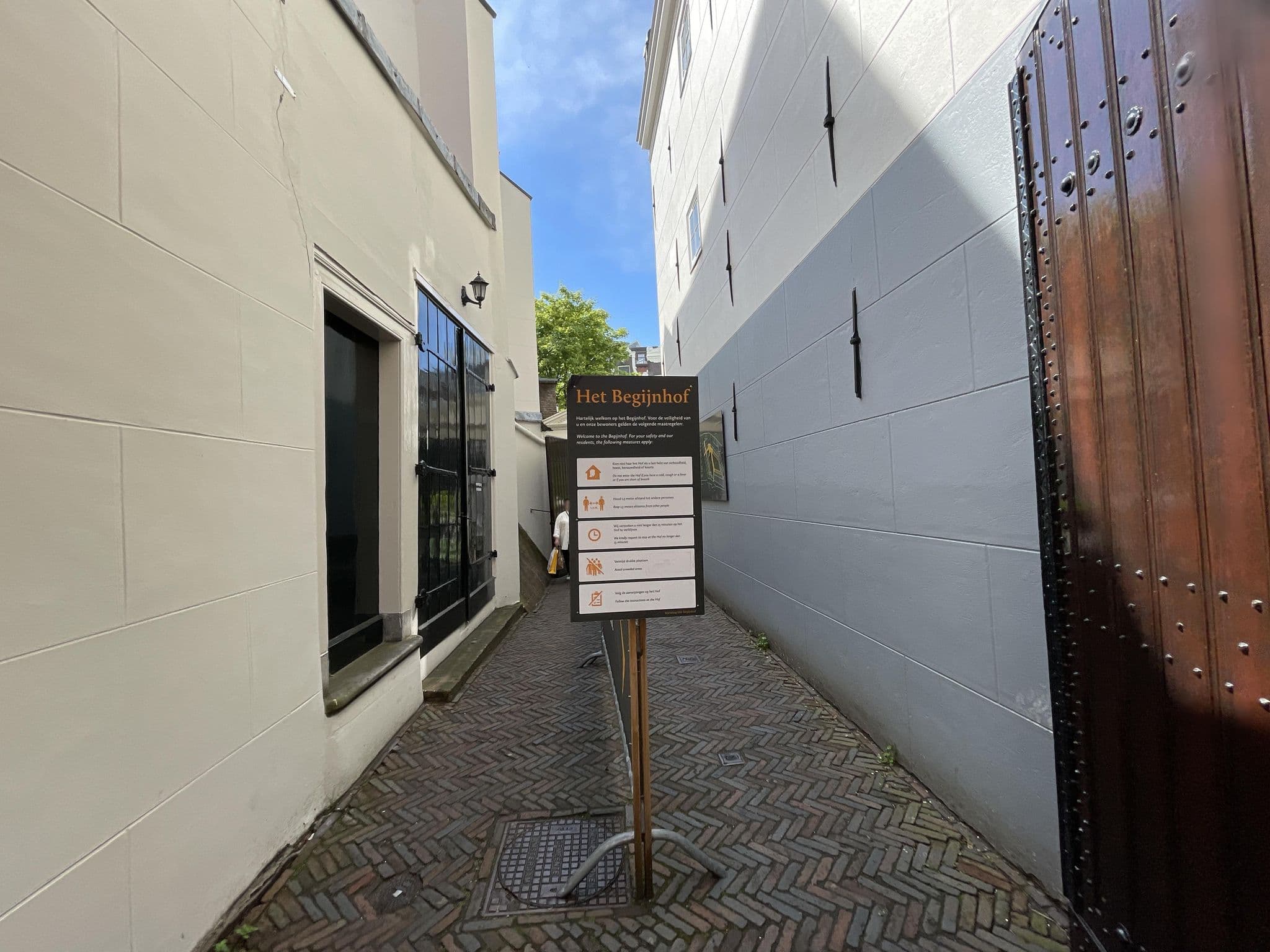 Street view near Begijnhof Amsterdam, Amsterdam — © filipb (CC BY-SA · Mapillary)