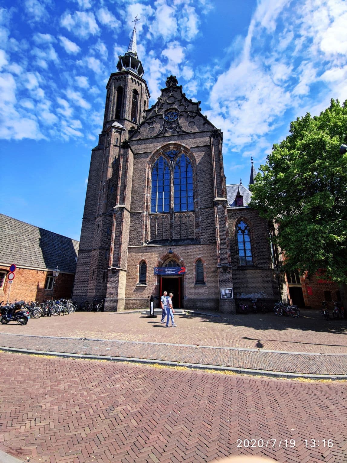 Street view near Dales Guesthouse, Utrecht — © km2bp (CC BY-SA · Mapillary)