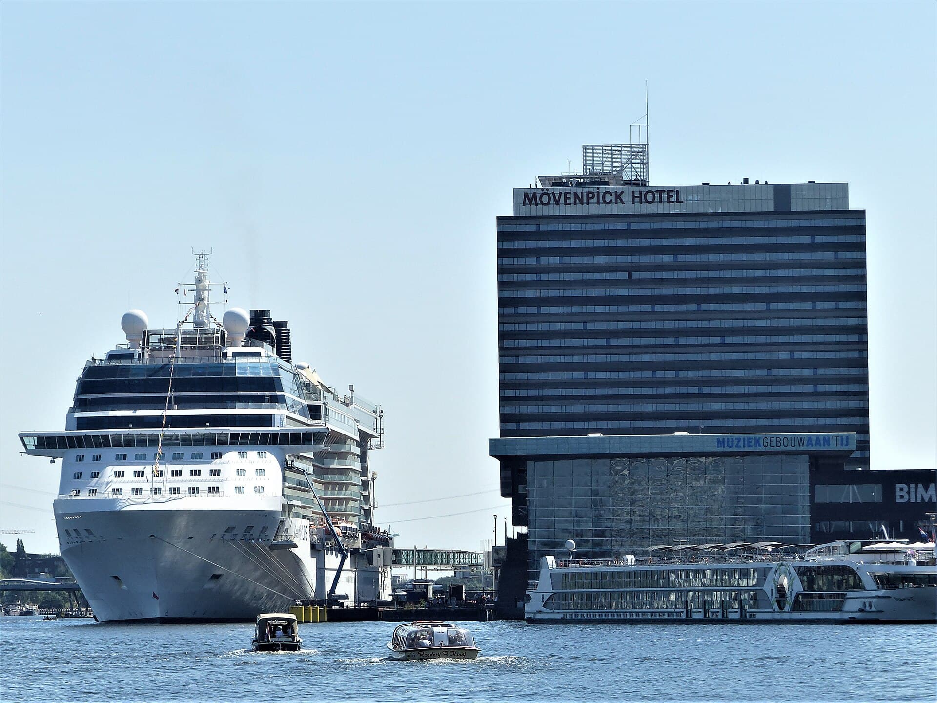 Mövenpick Hotel Amsterdam City Centre (via Wikimedia Commons, CC BY-SA 4.0)