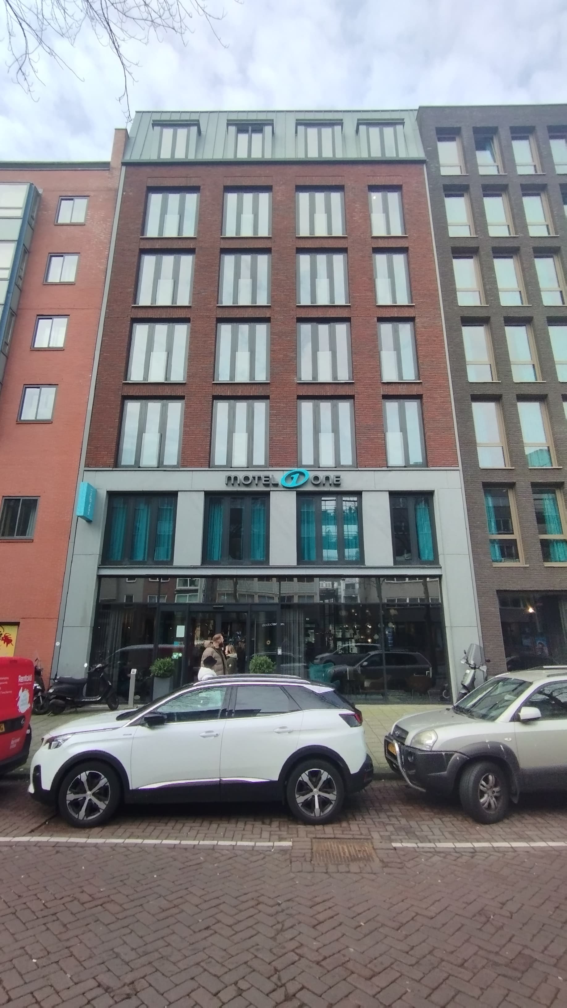 Hotel Motel One Amsterdam-Waterlooplein (via Wikimedia Commons, CC BY-SA 3.0)