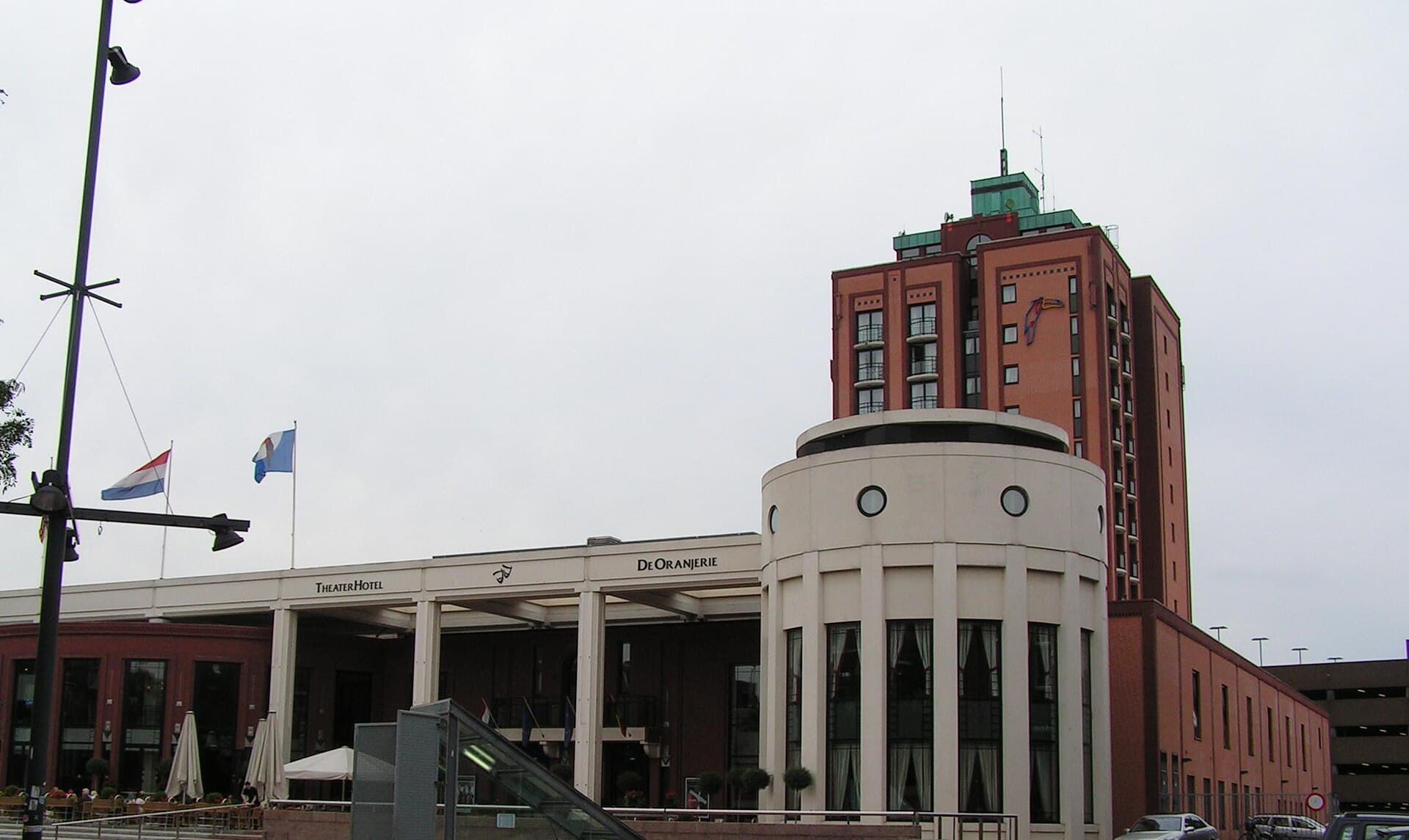 Van Der Valk TheaterHotel De Oranjerie (via Wikimedia Commons, CC BY-SA 2.5 nl)