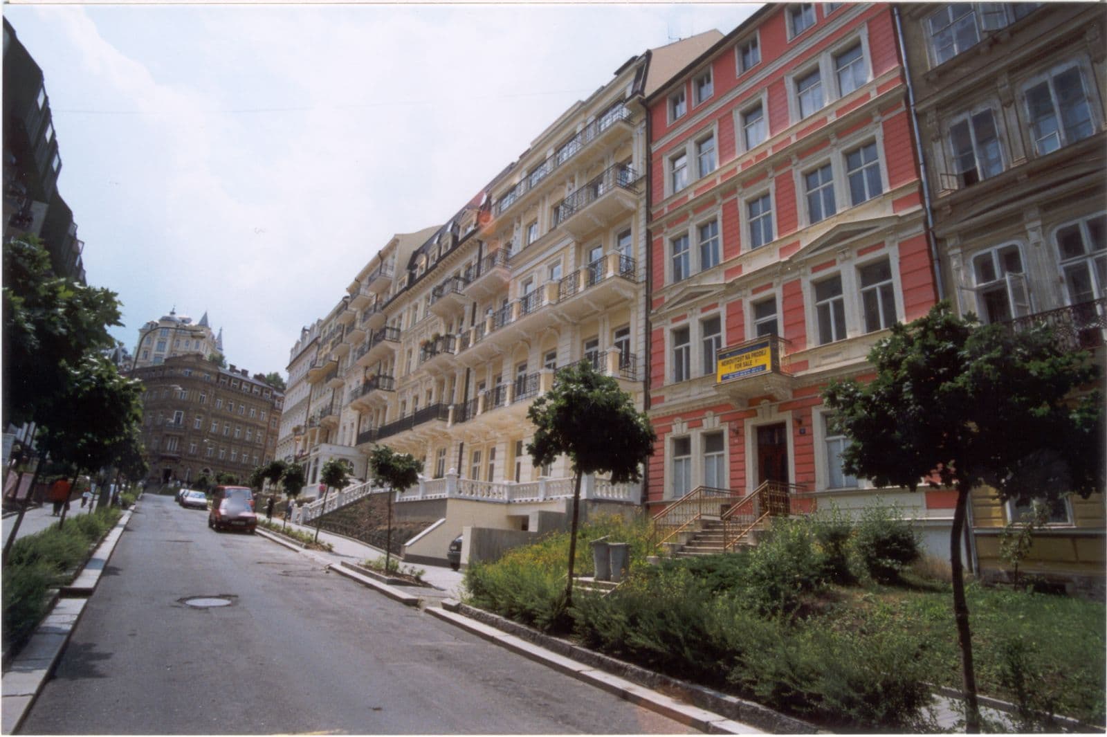 Street view near Sanatorium Kriváň - Slovan, Karlovy Vary — © txllxt (CC BY-SA · Mapillary)