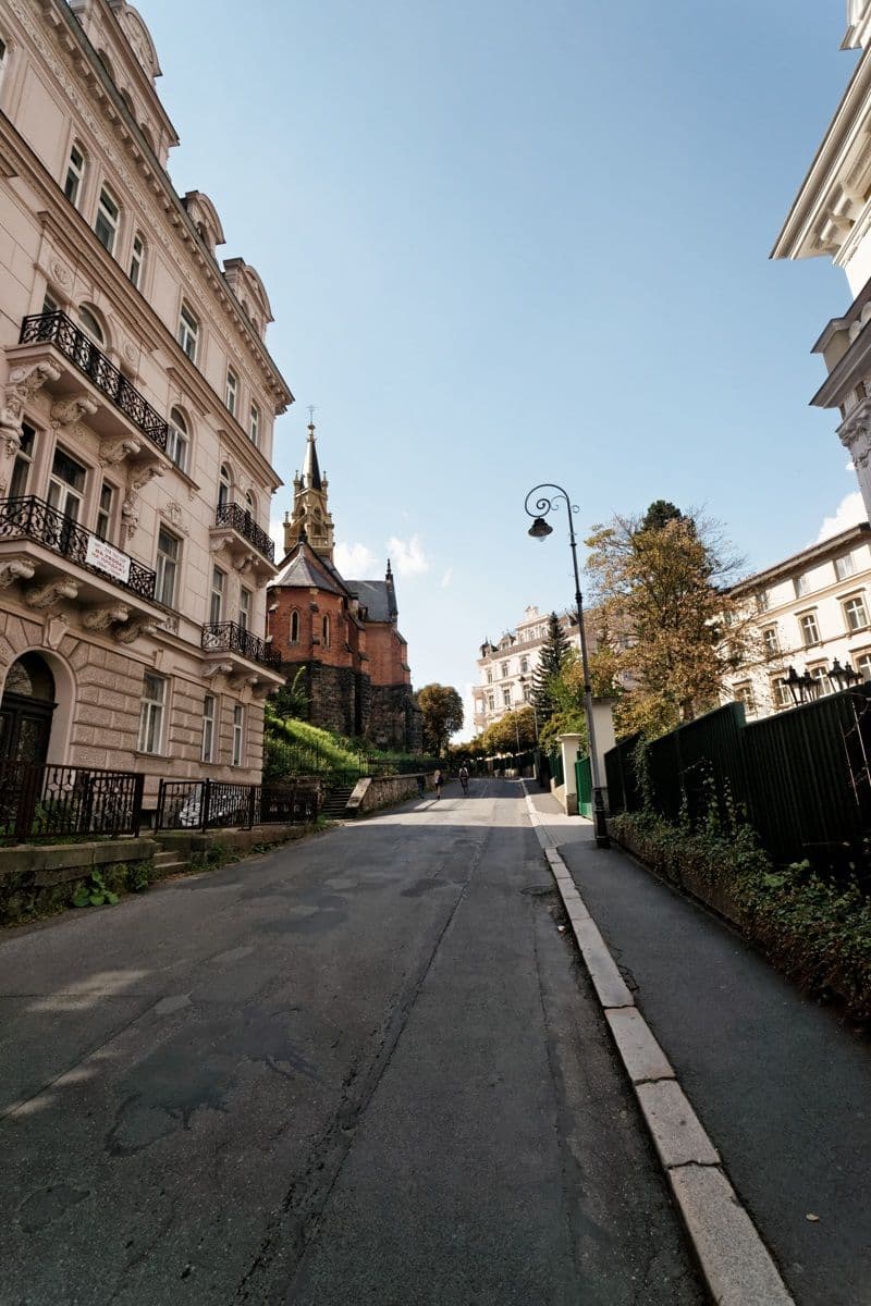 Street view near Ливия (в Группе "Бристоль")., Karlovy Vary — © txllxt (CC BY-SA · Mapillary)