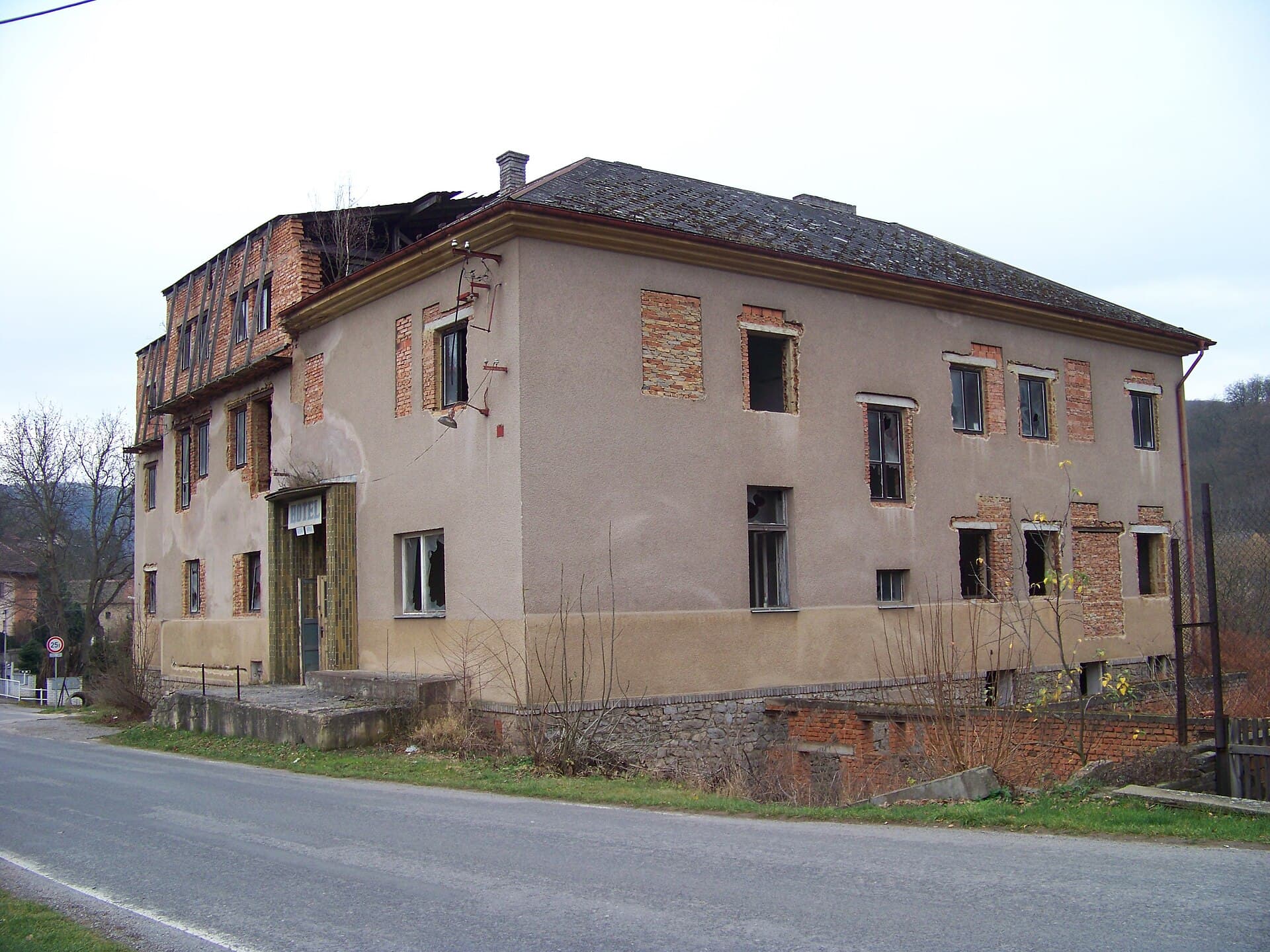 hotel cesky kras (via Wikimedia Commons, CC BY-SA 3.0)