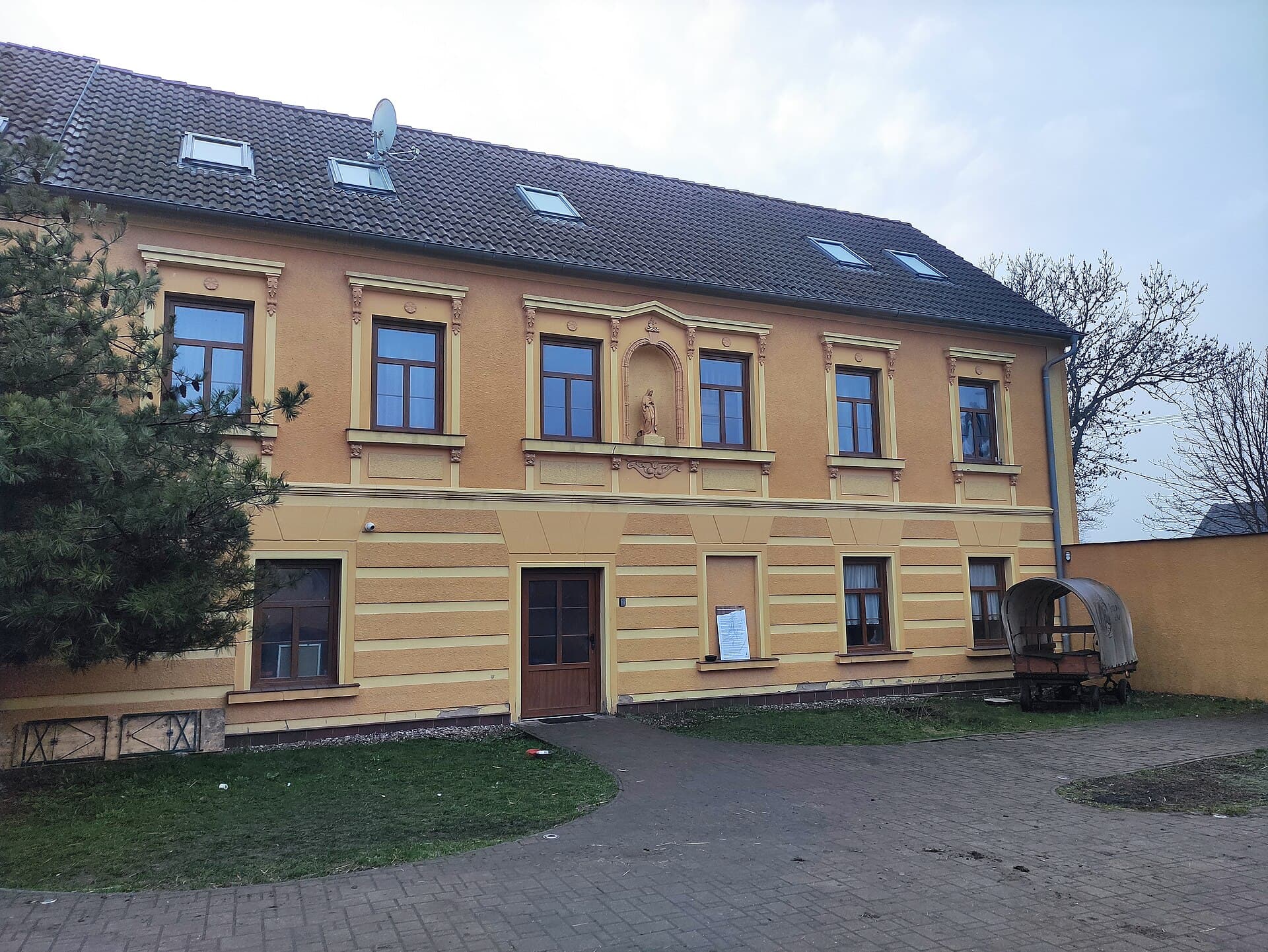 Selský dvůr (via Wikimedia Commons, CC BY-SA 4.0)