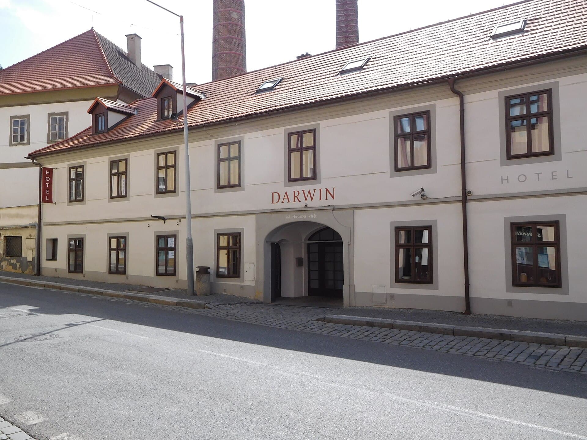 hotel Darwin (via Wikimedia Commons, CC BY-SA 3.0)