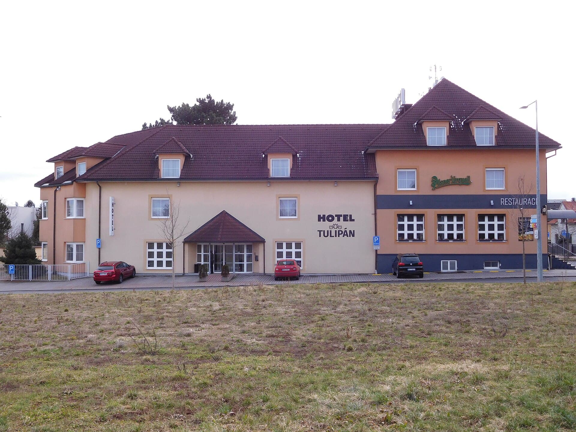 Hotel Tulipán (via Wikimedia Commons, CC BY-SA 4.0)