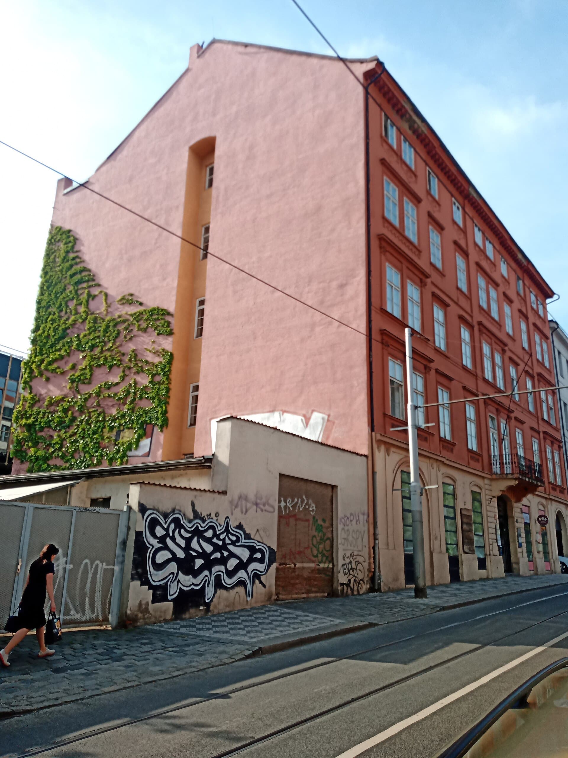 Charles Square Hostel (via Wikimedia Commons, CC BY-SA 4.0)