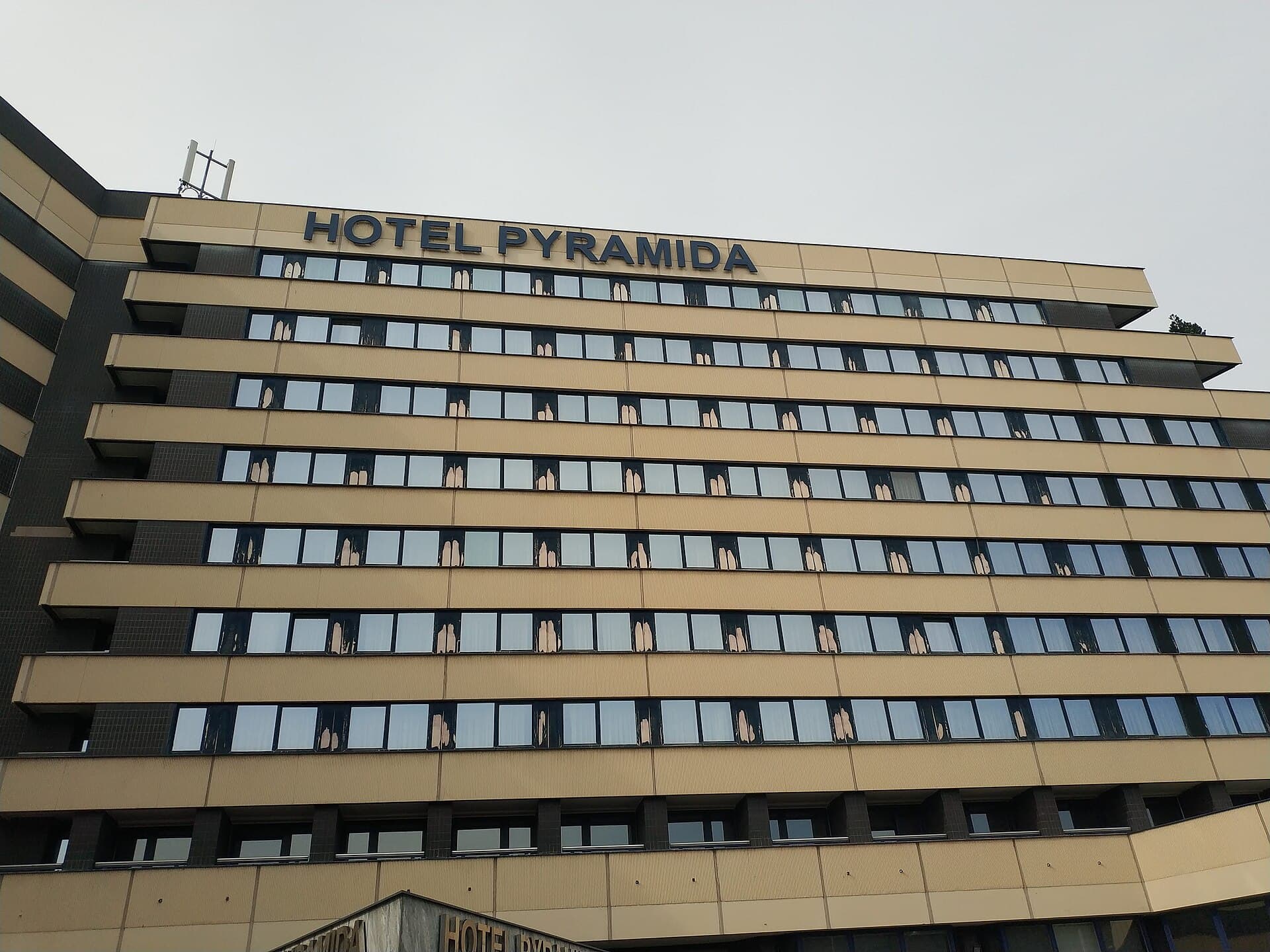 Orea Hotel Pyramida (via Wikimedia Commons, CC BY-SA 4.0)