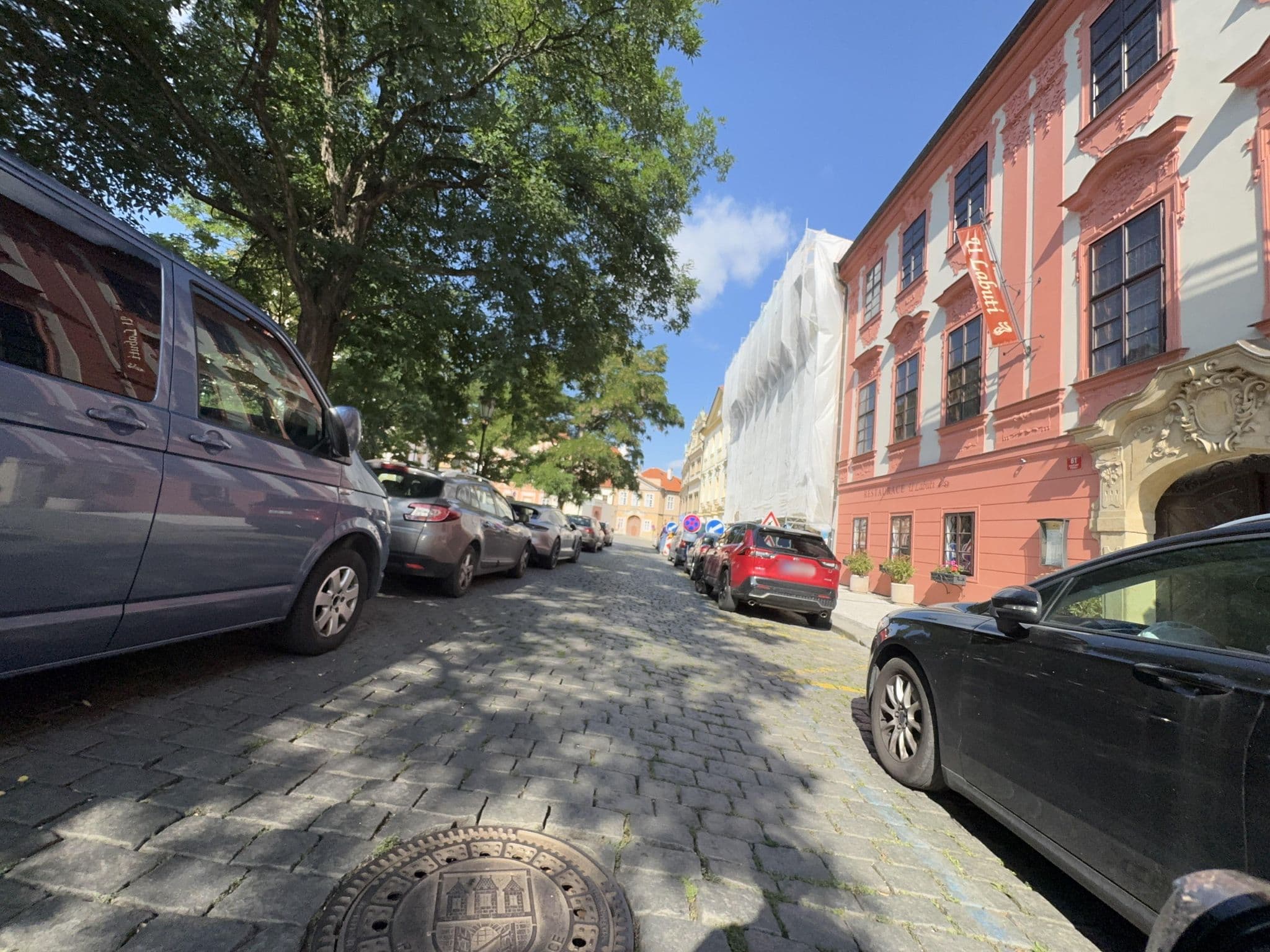Street view near Hradčanské Náměstí, Malá Strana — © ondrejlopatka (CC BY-SA · Mapillary)