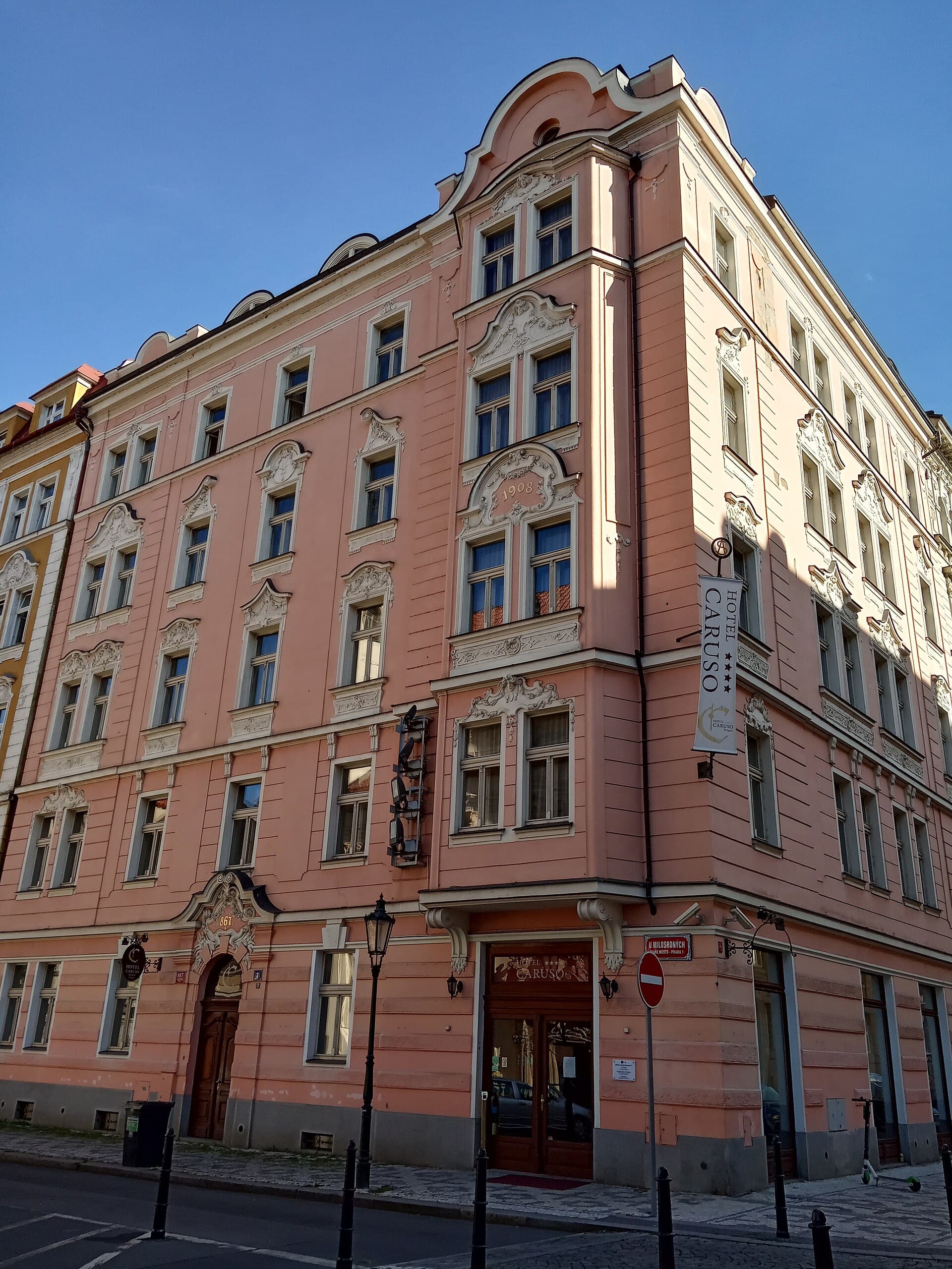 Hotel Caruso (via Wikimedia Commons, CC BY-SA 3.0)