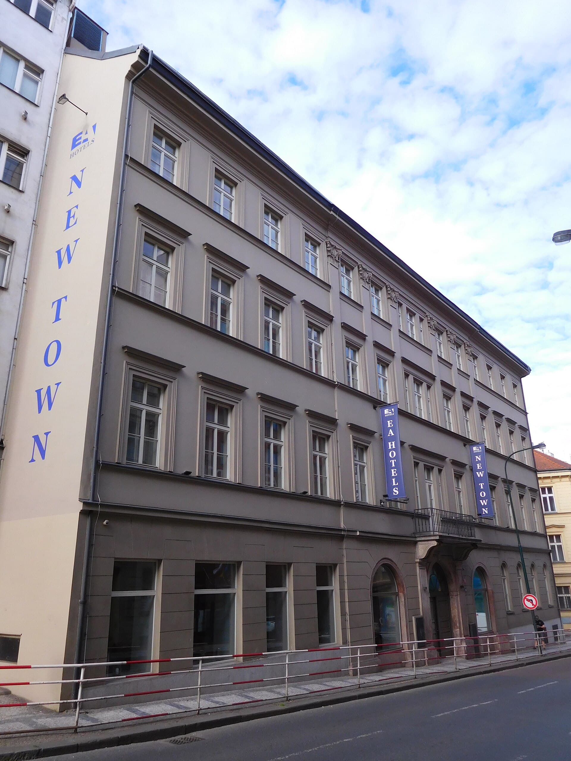 EA Hotel New Town (via Wikimedia Commons, CC BY-SA 3.0)