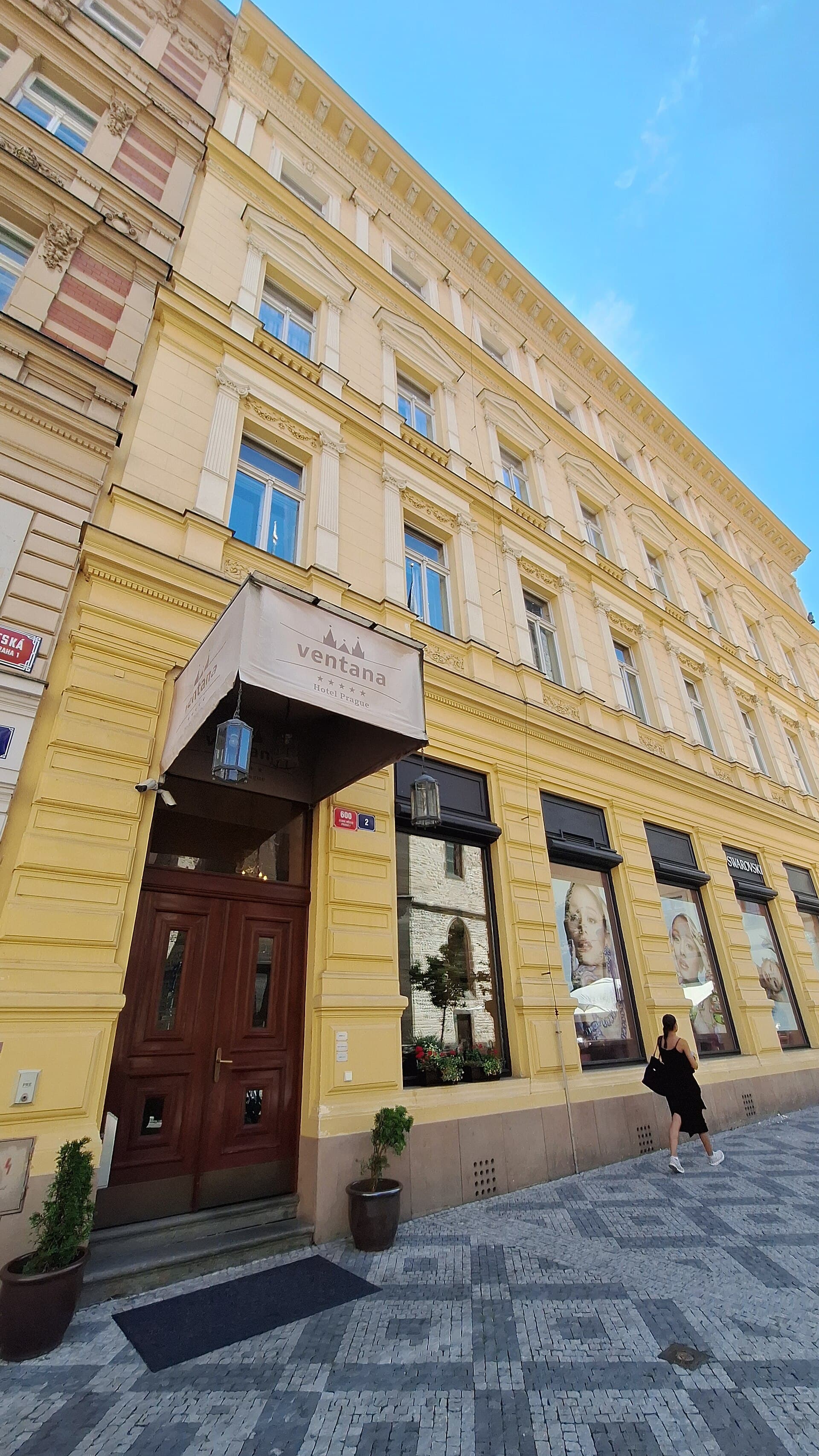 Ventana Hotel Prague (via Wikimedia Commons, CC BY-SA 3.0)