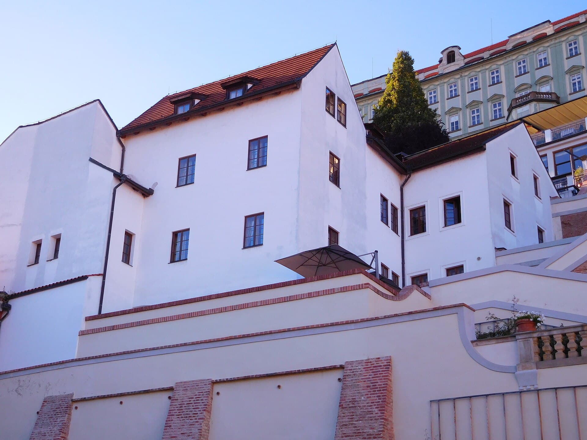 Golden Well Hotel (via Wikimedia Commons, CC BY-SA 4.0)