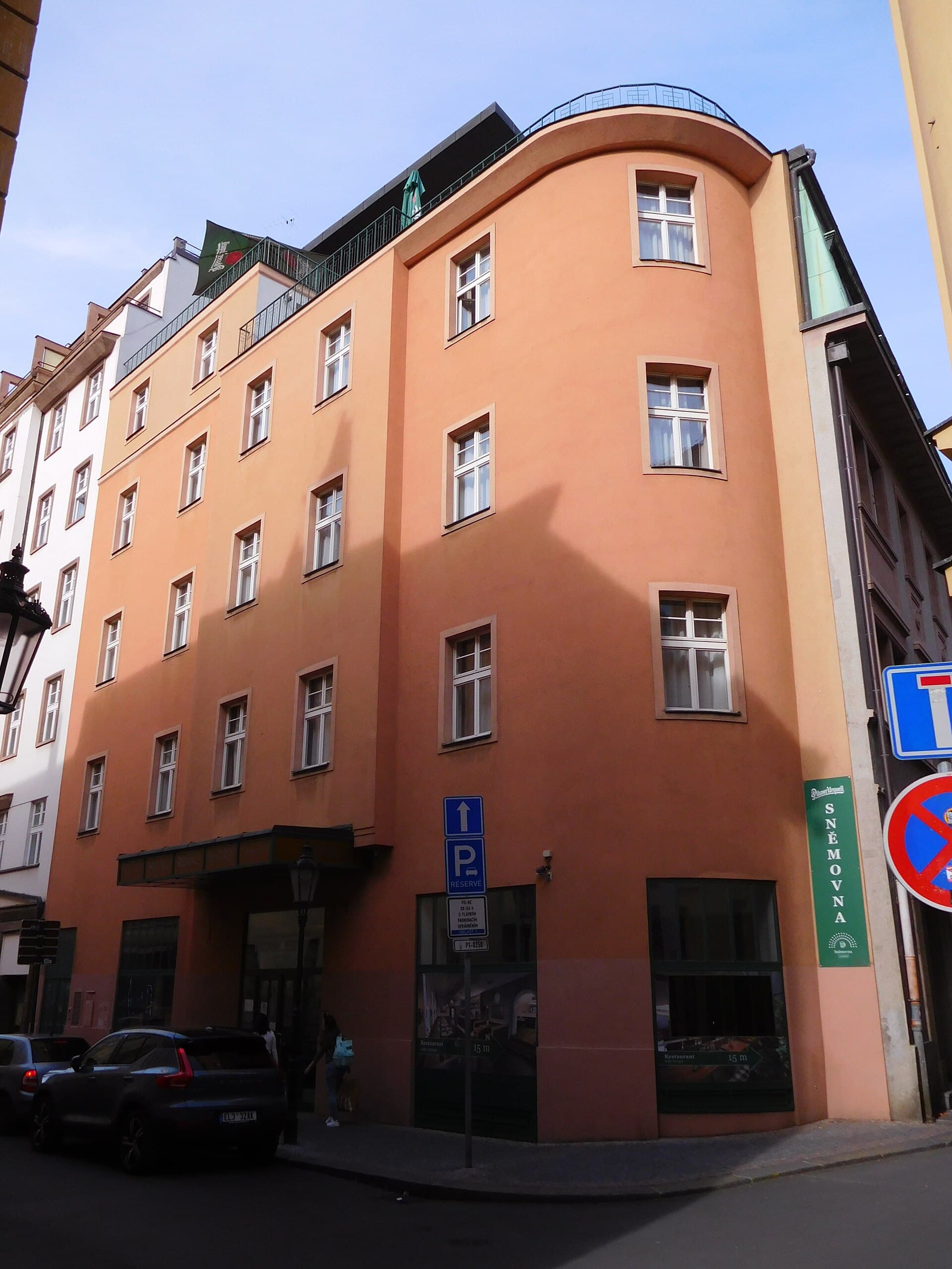 Hotel Royal Esprit (via Wikimedia Commons, CC BY-SA 3.0)