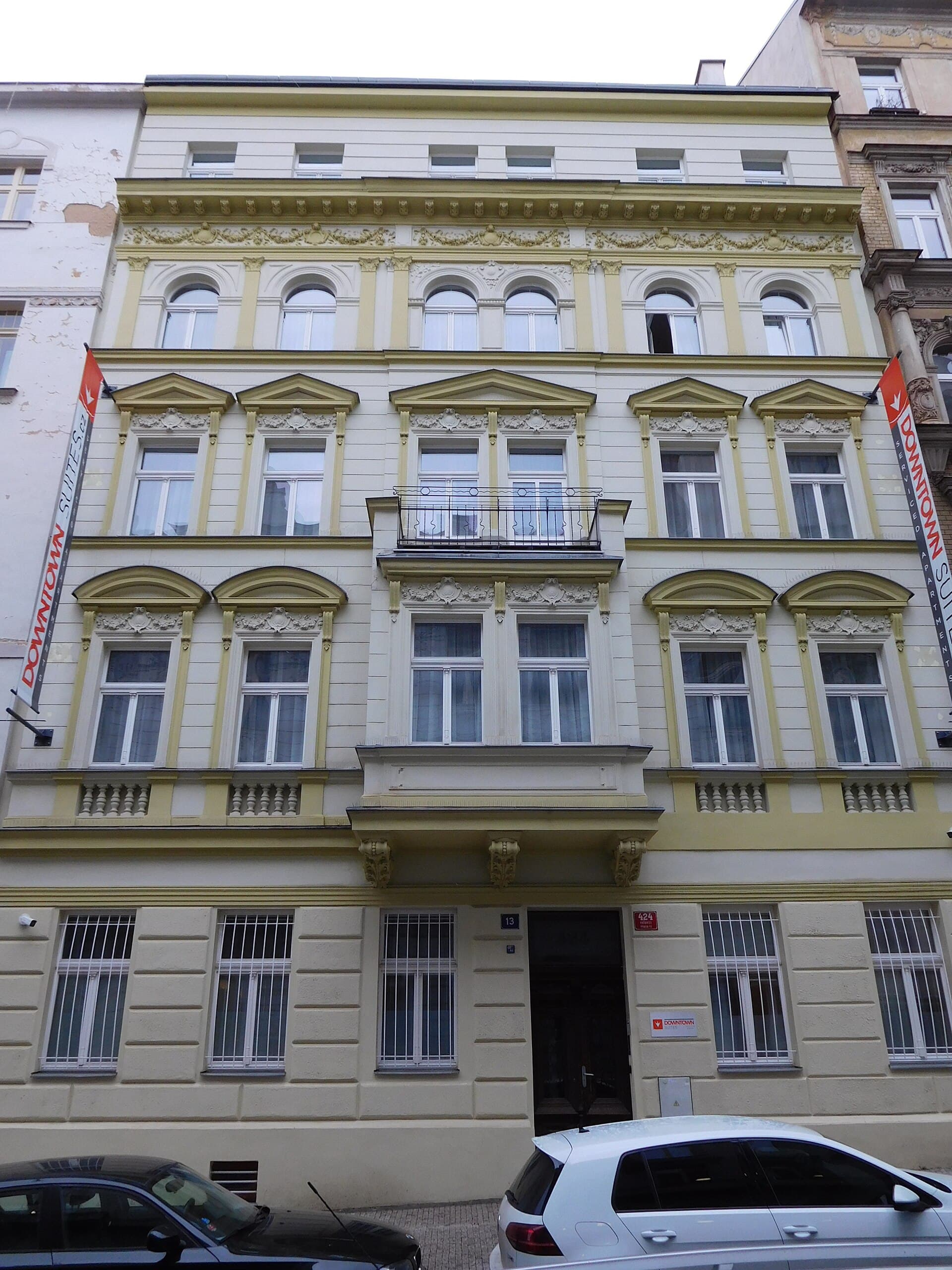 EA Downtown Suites (via Wikimedia Commons, CC BY-SA 3.0)