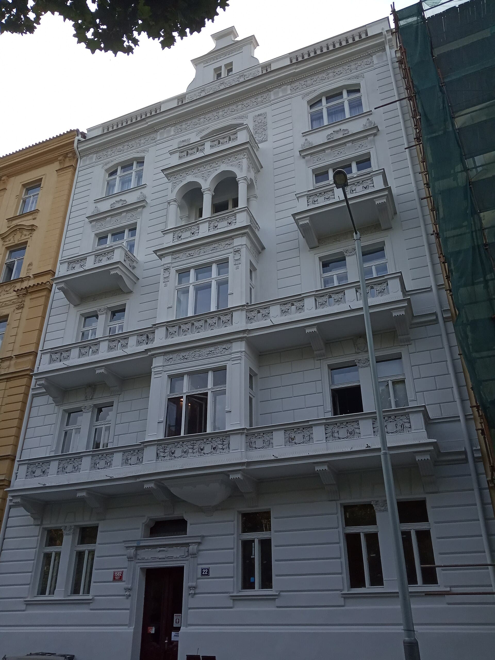 Prague-Hostel Na Smetance (via Wikimedia Commons, CC BY-SA 4.0)