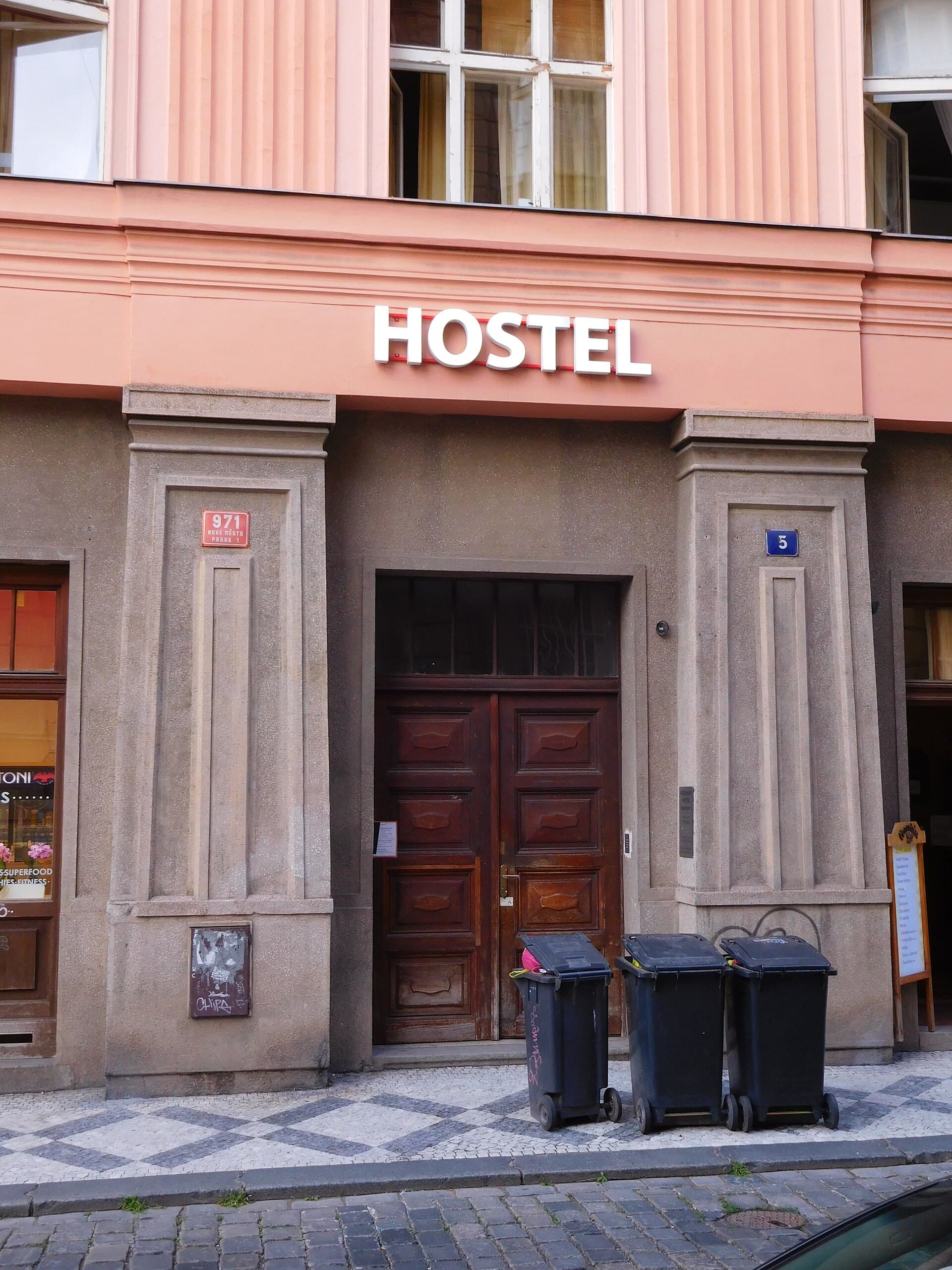 Hostel Rosemary (via Wikimedia Commons, CC BY-SA 3.0)
